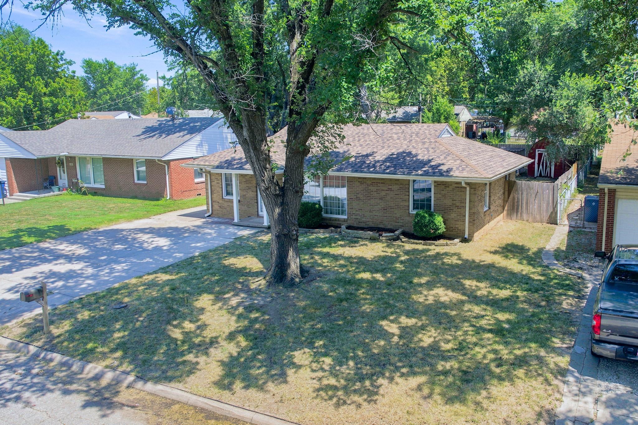 1214 N Westview Dr Property Photo 3