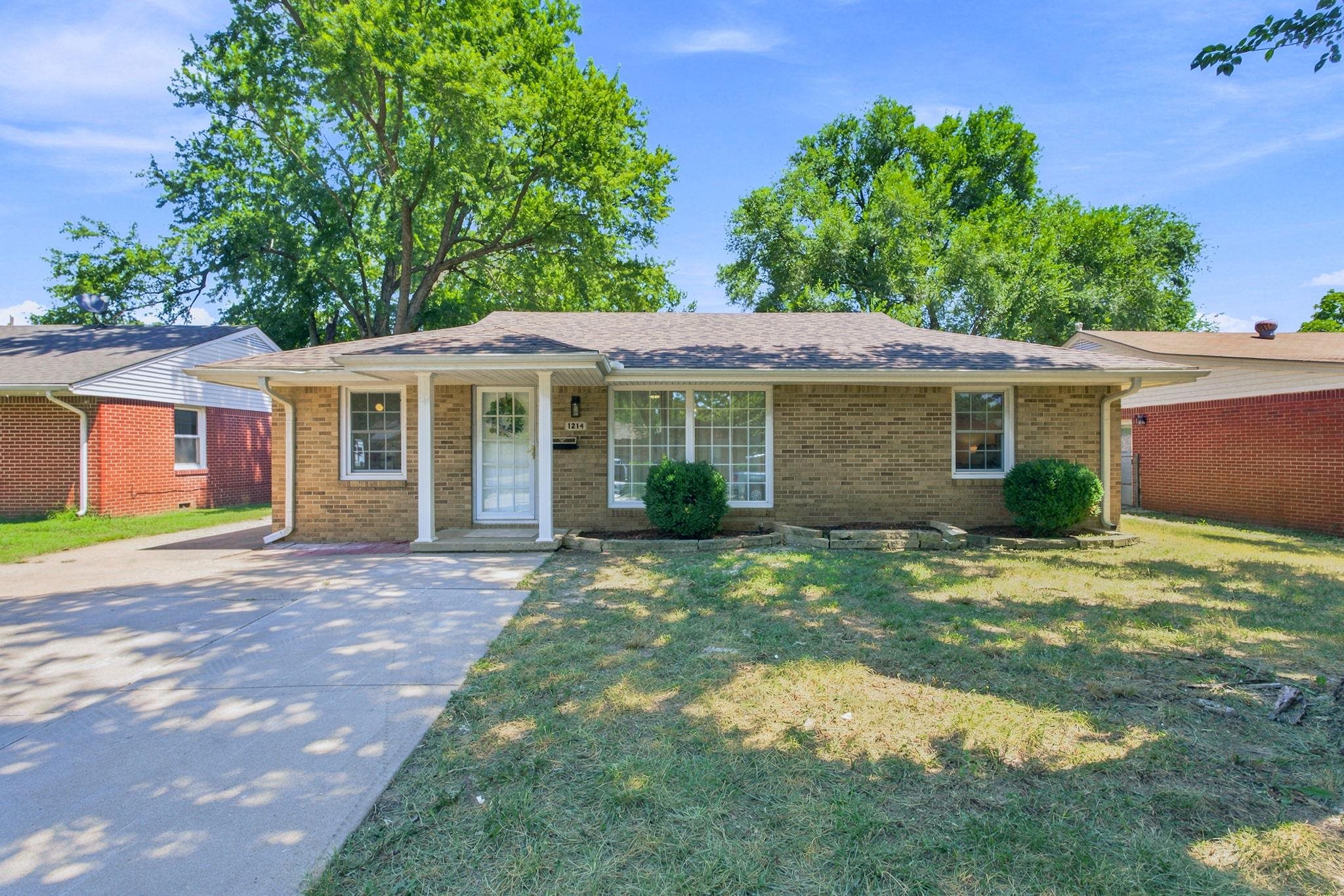 1214 N Westview Dr Property Photo 4