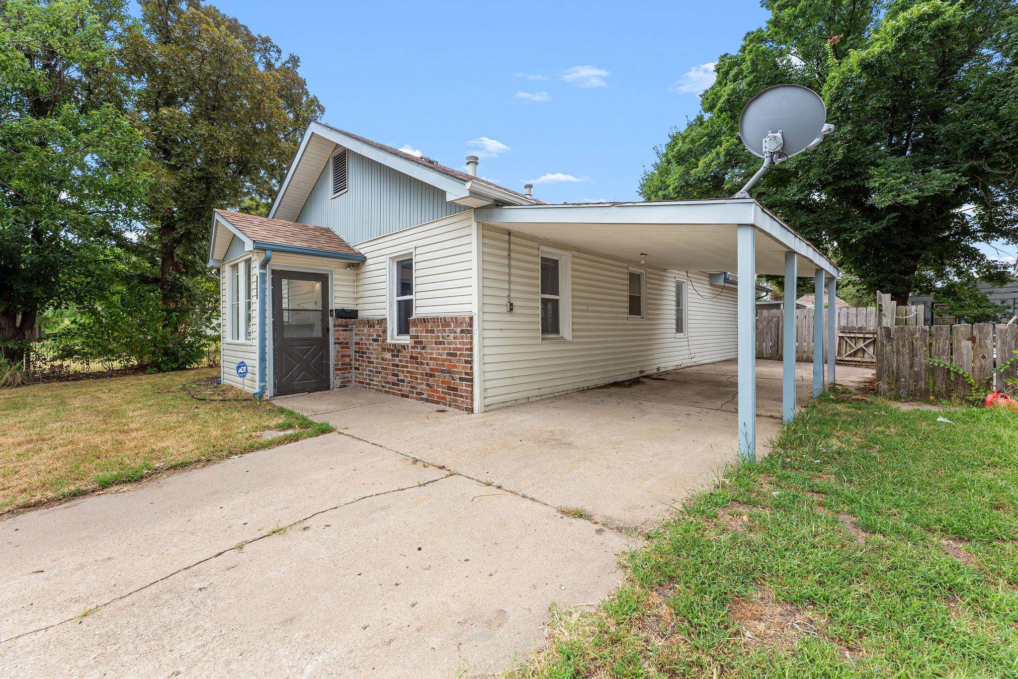 1527 E 6th Property Photo 2