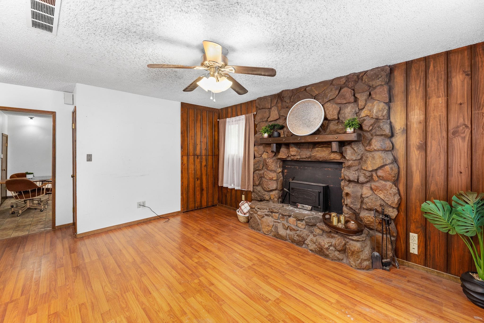 1527 E 6th Property Photo 5