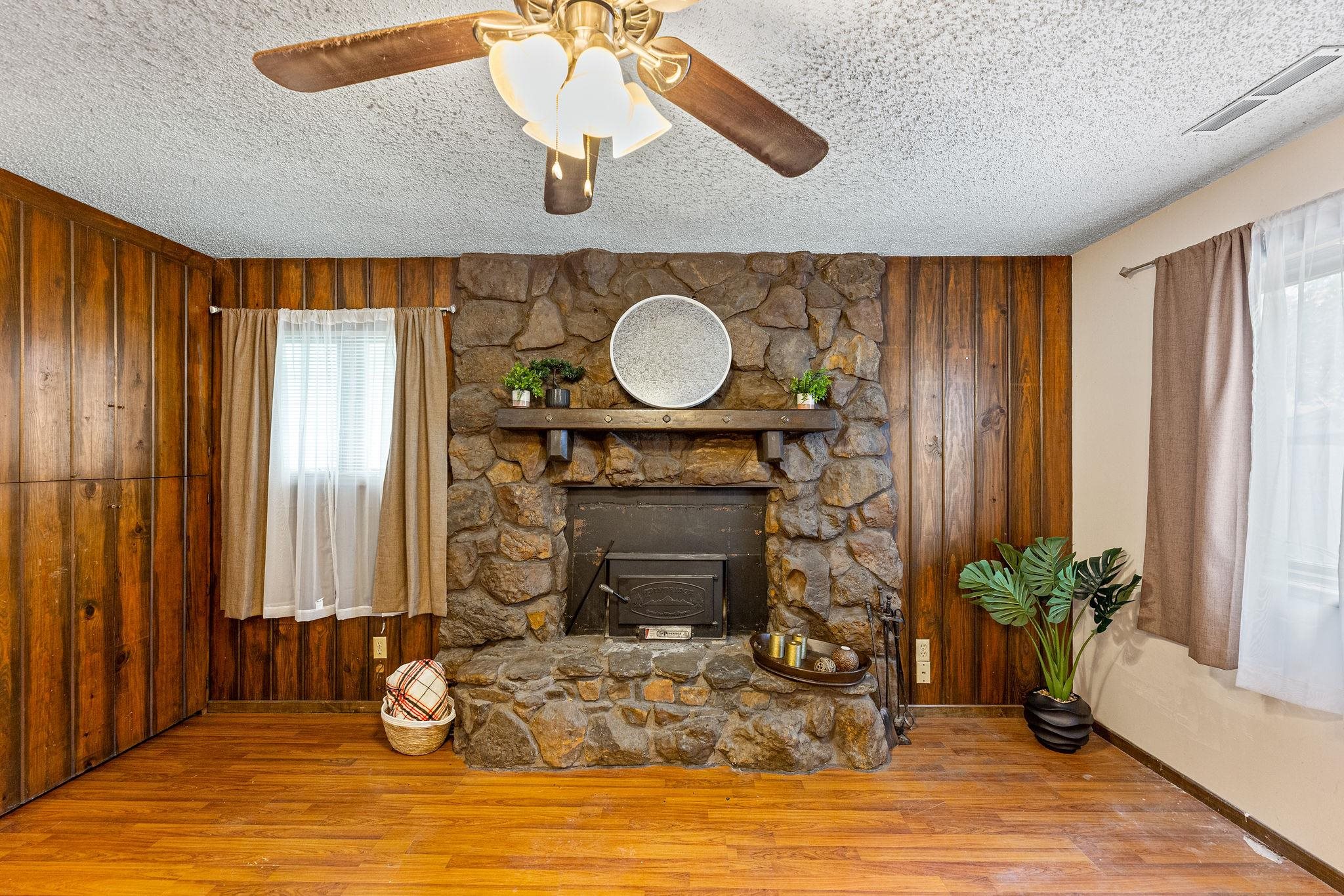 1527 E 6th Property Photo 8