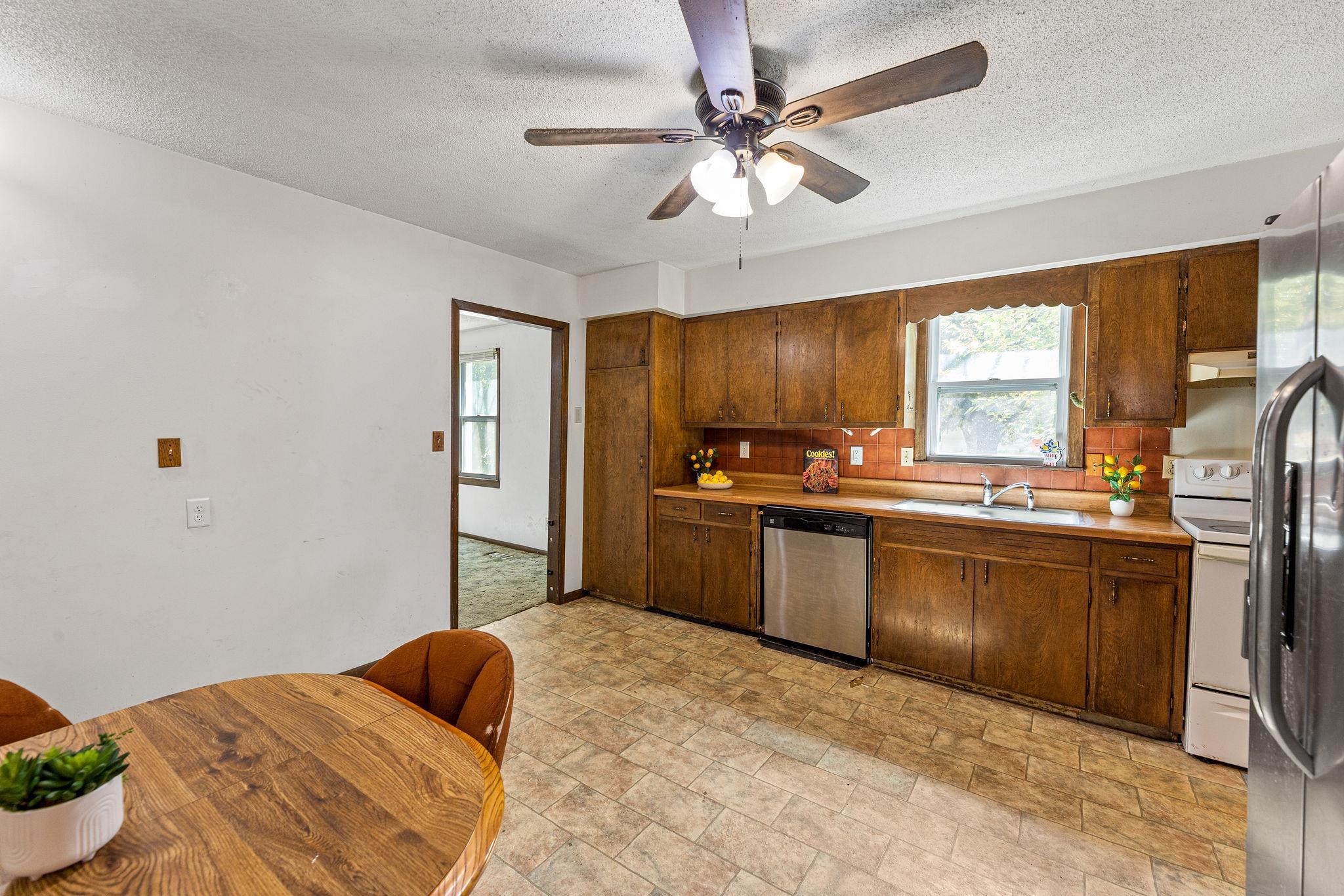 1527 E 6th Property Photo 13