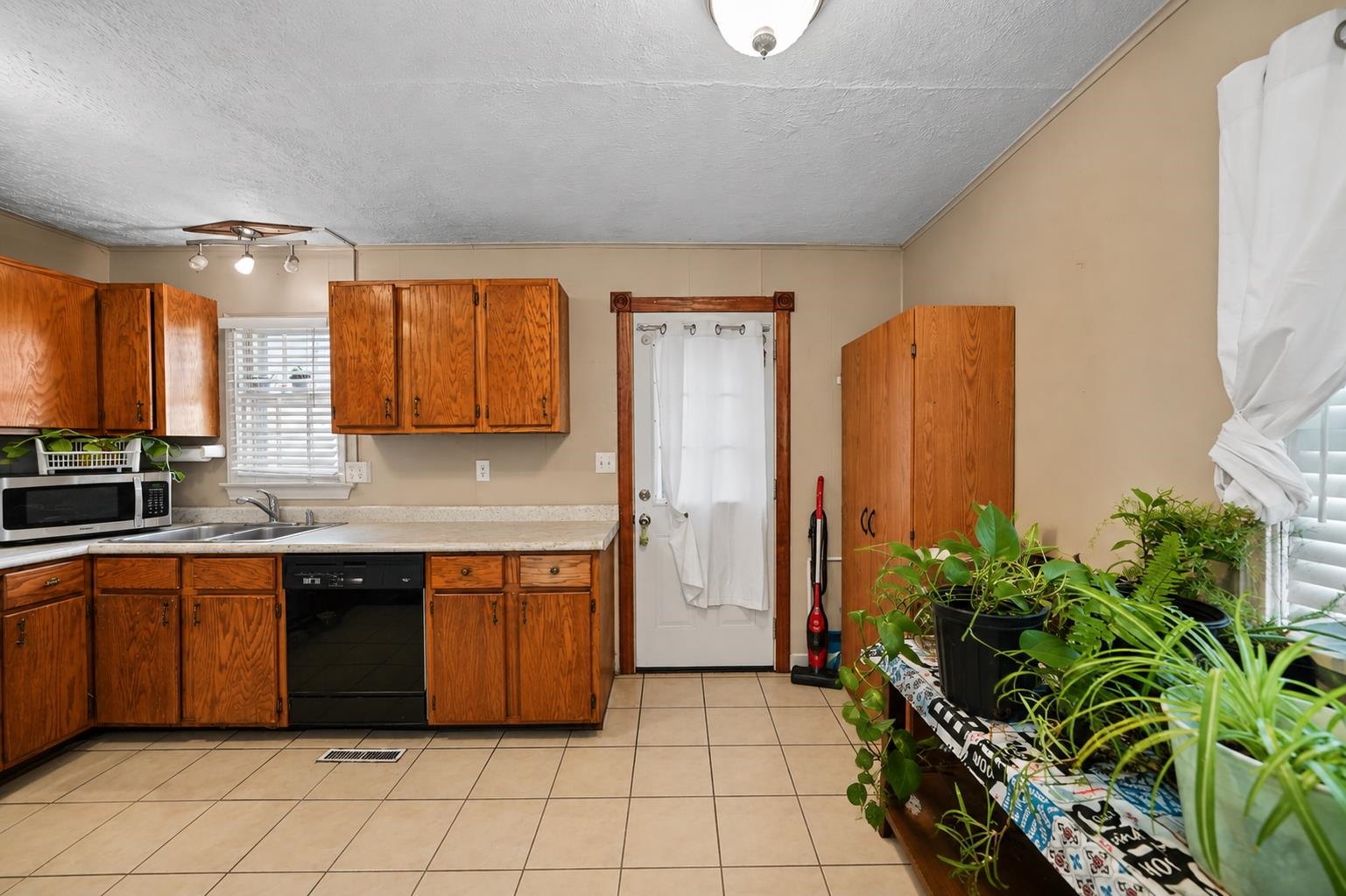716 Washington St Property Photo 6