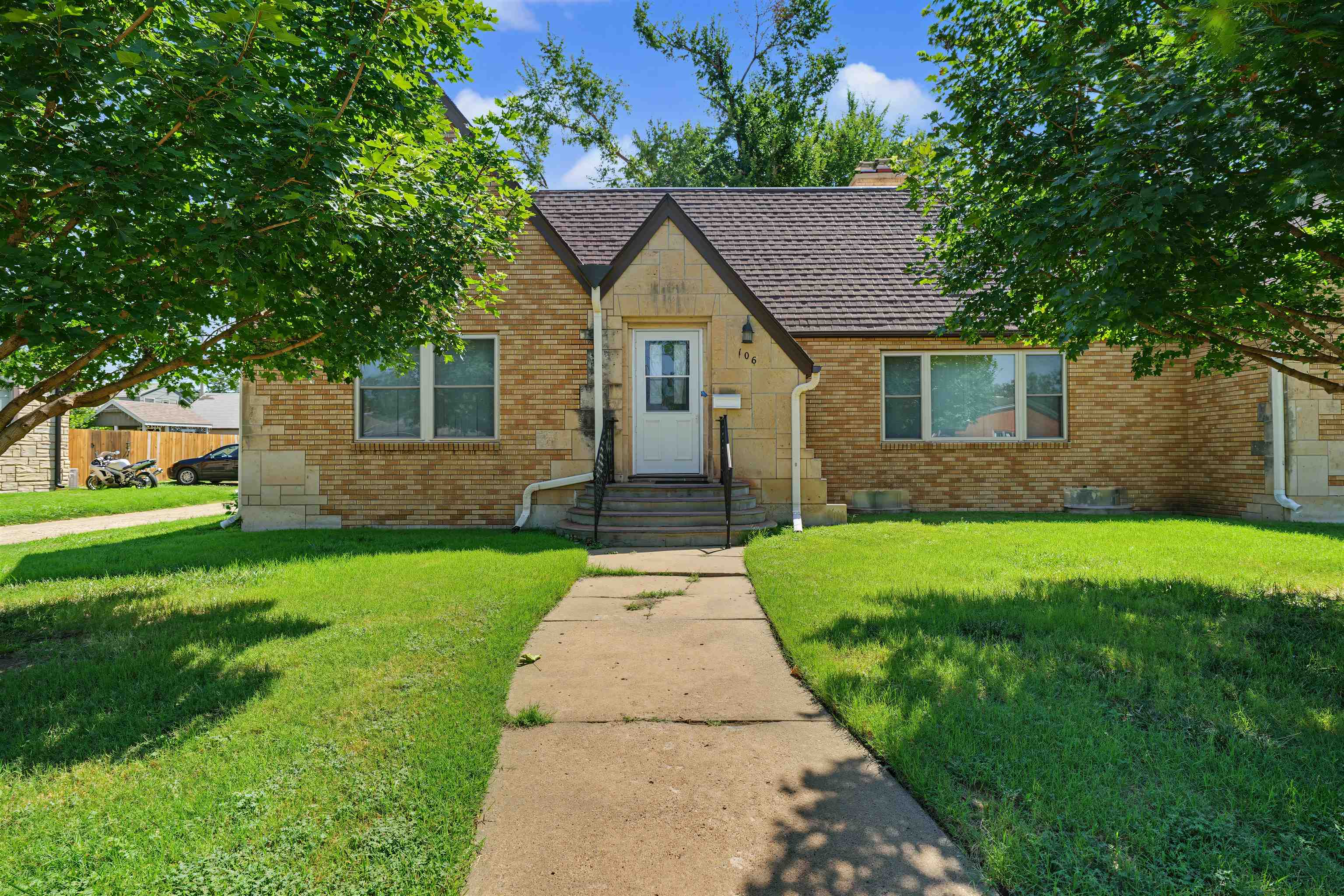106 N Oakdale Ave. Property Photo 1