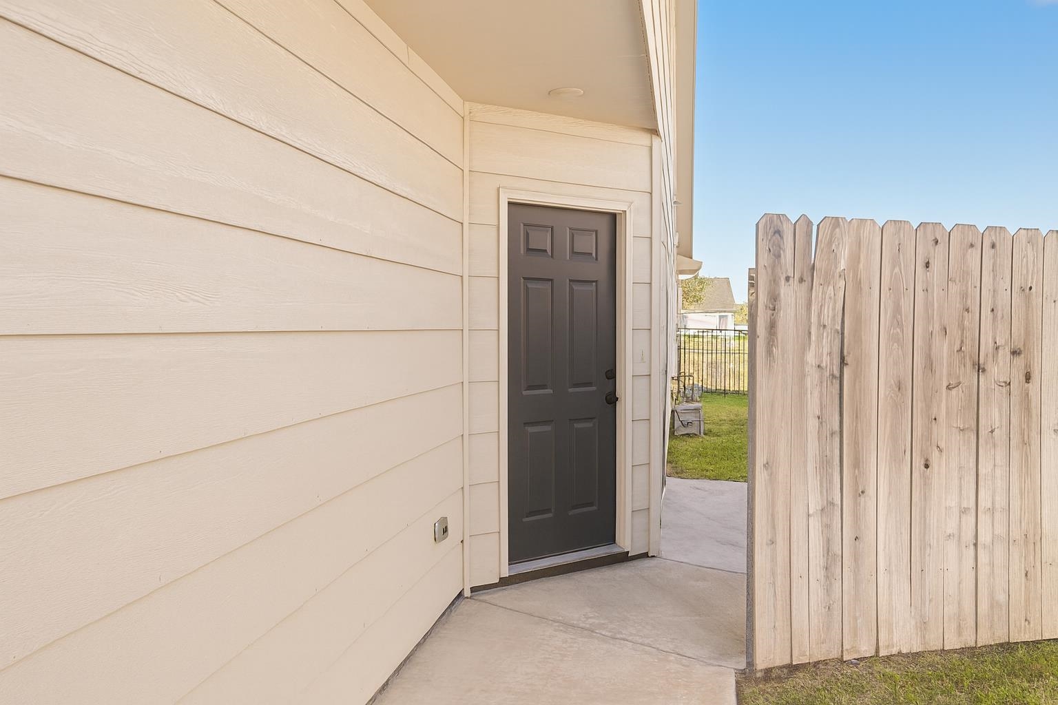 6820-6822 W White Pine Street Property Photo 3