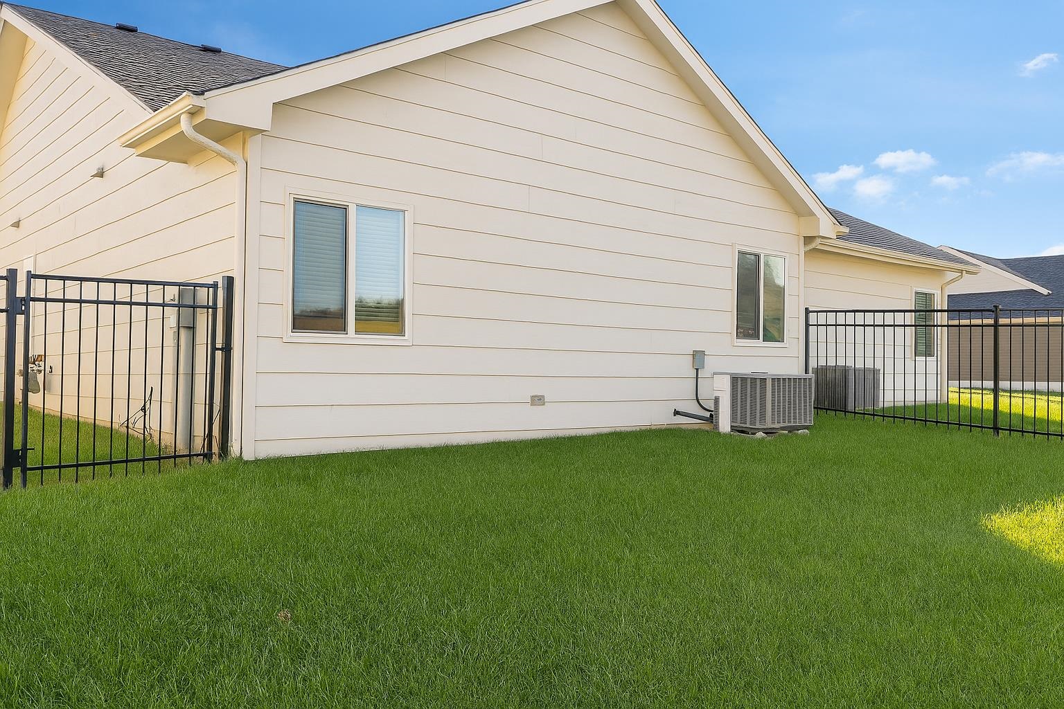 6820-6822 W White Pine Street Property Photo 5