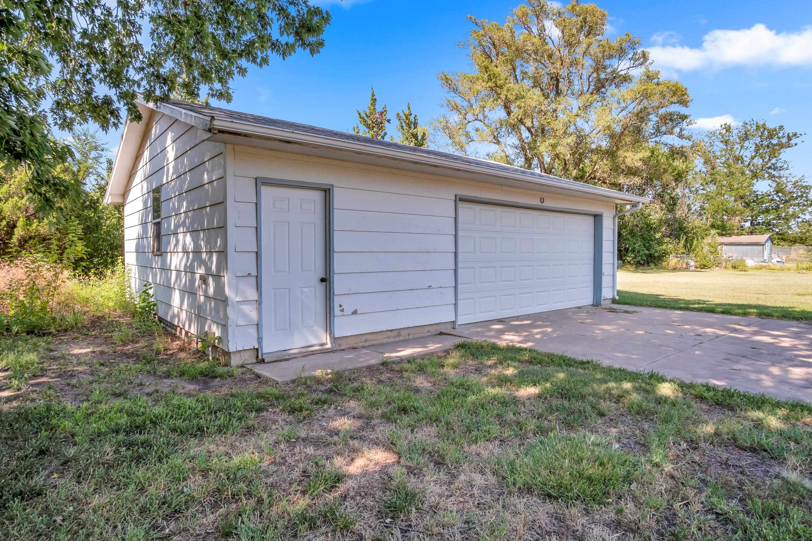 1108 E 9th Property Photo 7