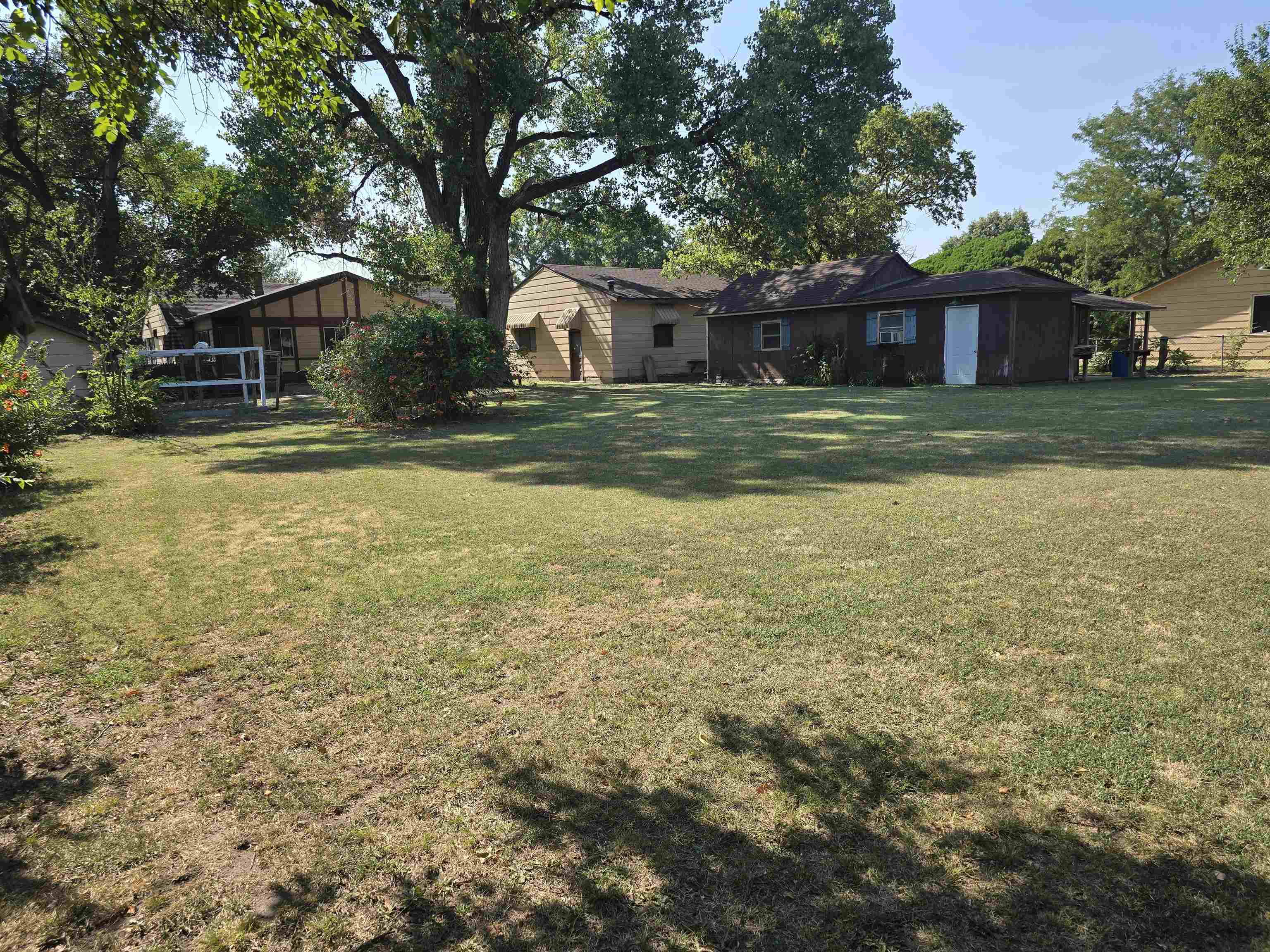 2618 N Athenian Property Photo 6