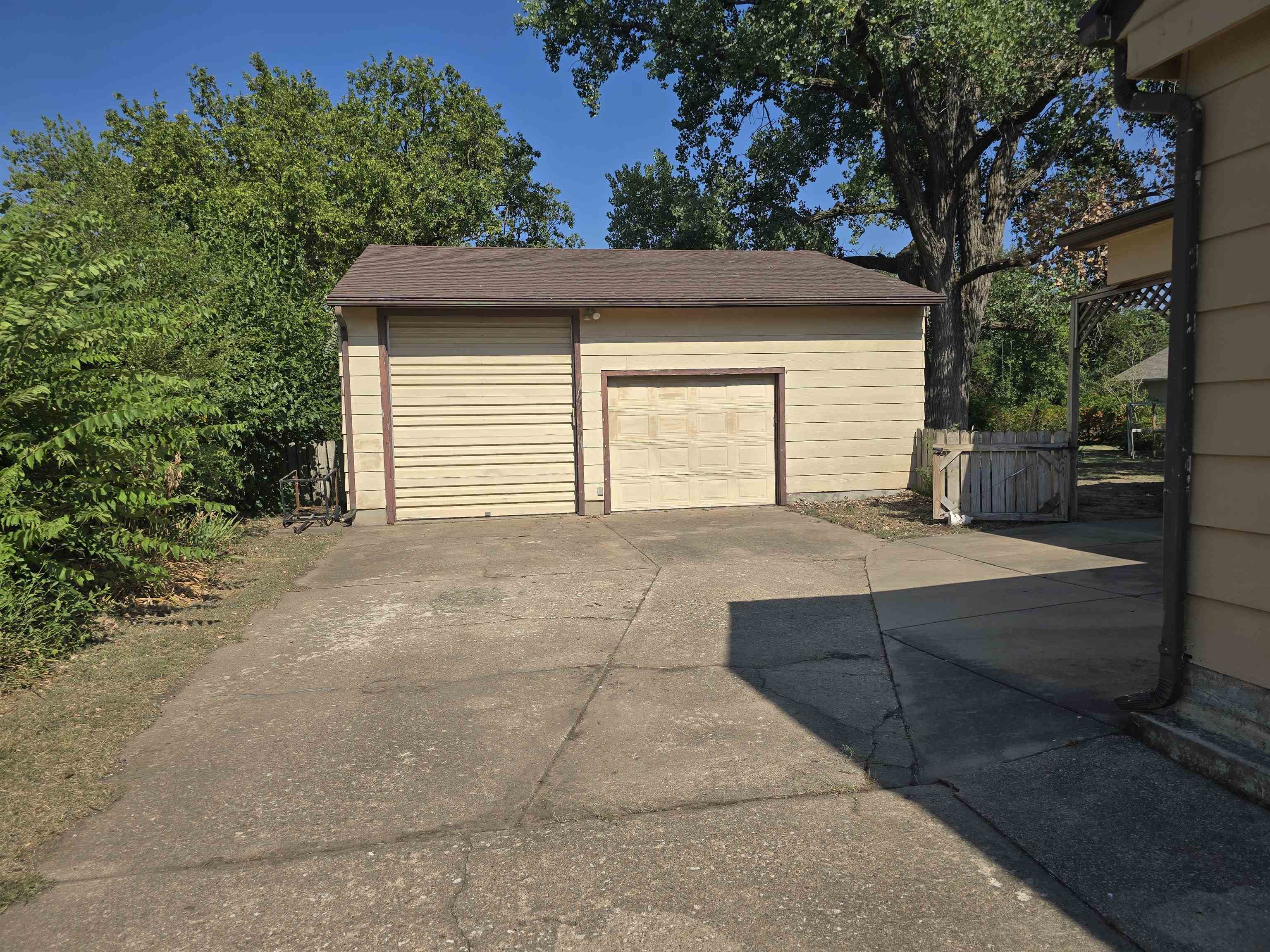 2618 N Athenian Property Photo 7