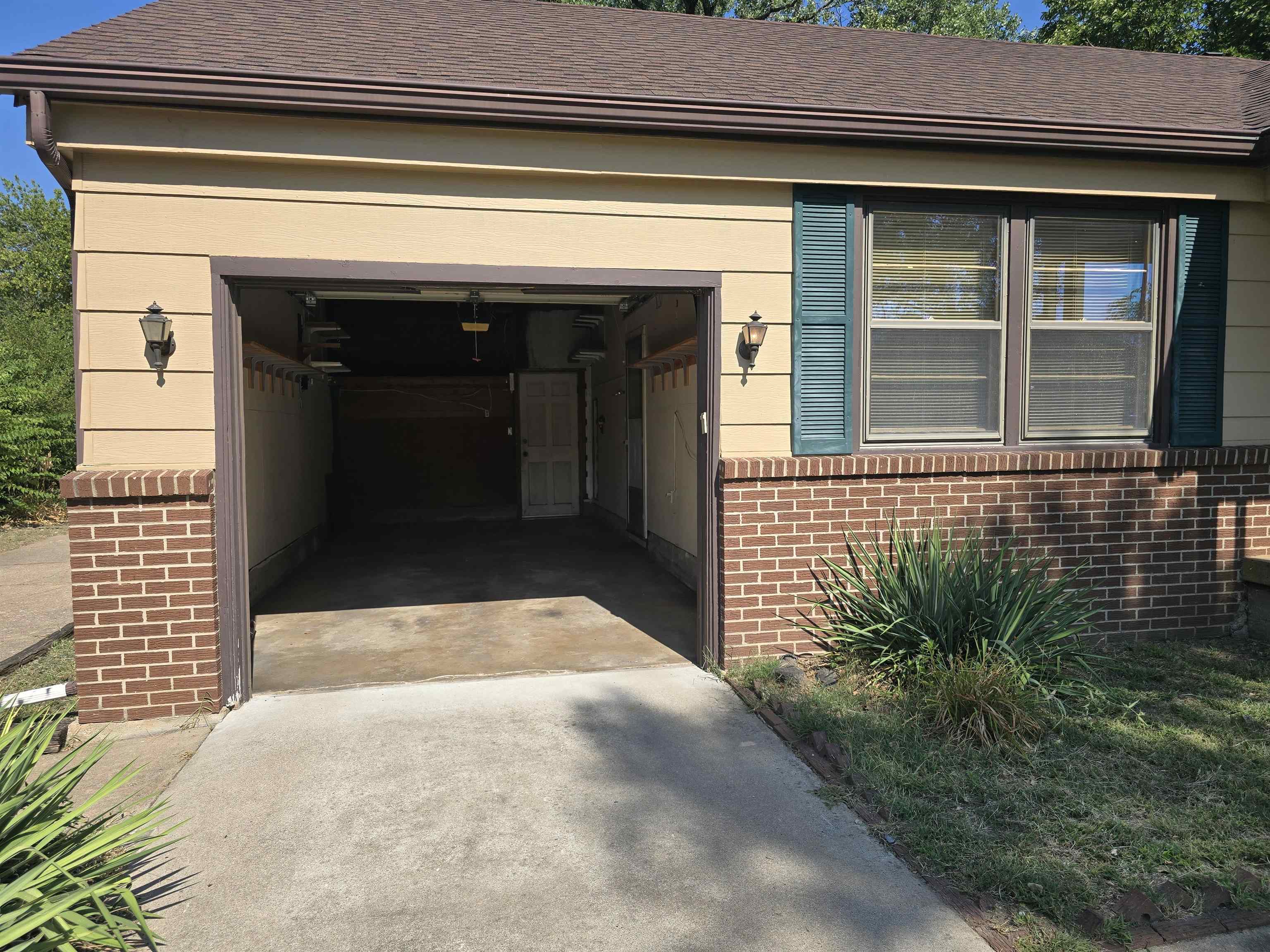 2618 N Athenian Property Photo 9