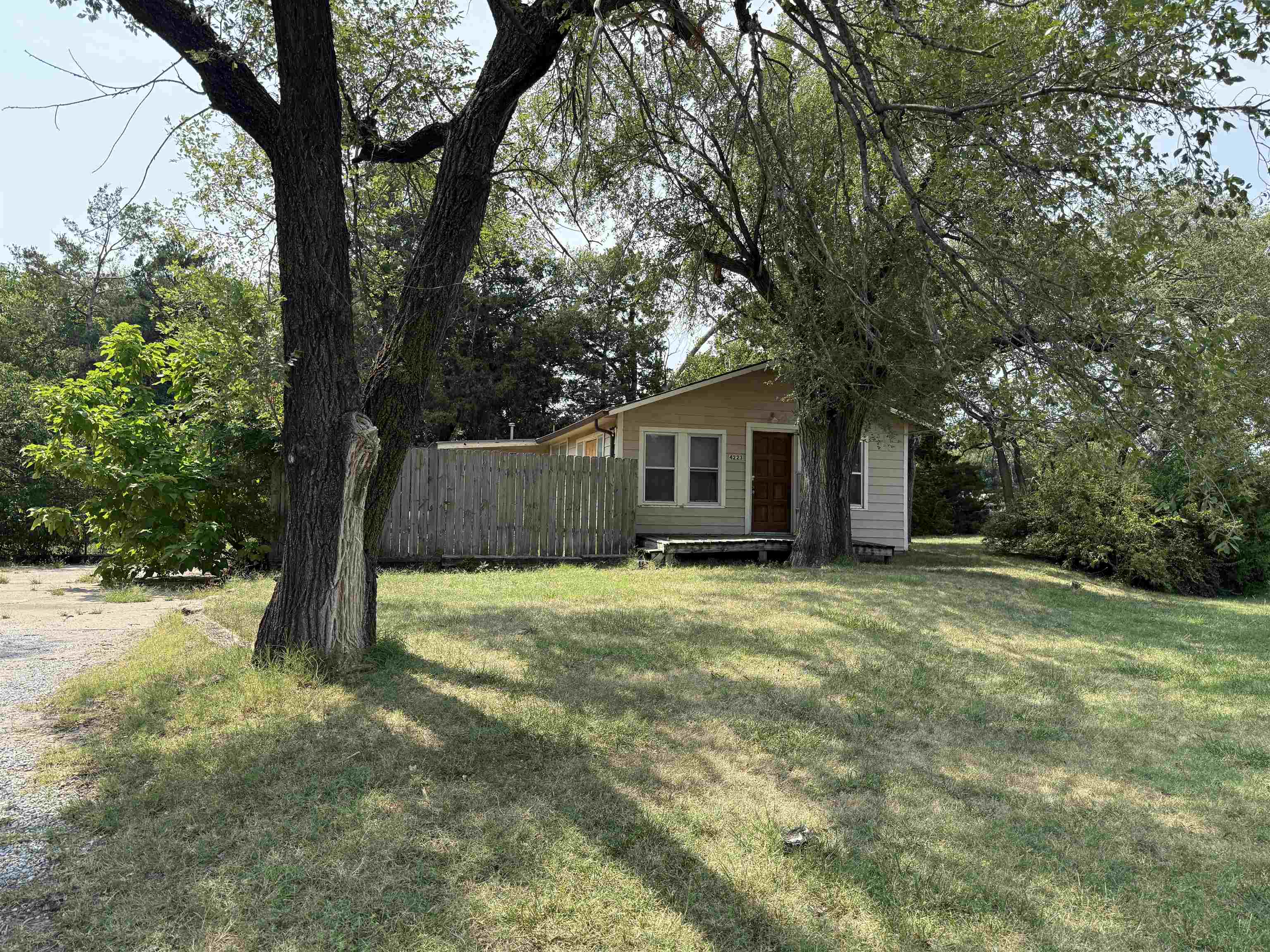 4223 W Zoo Blvd Property Photo 1