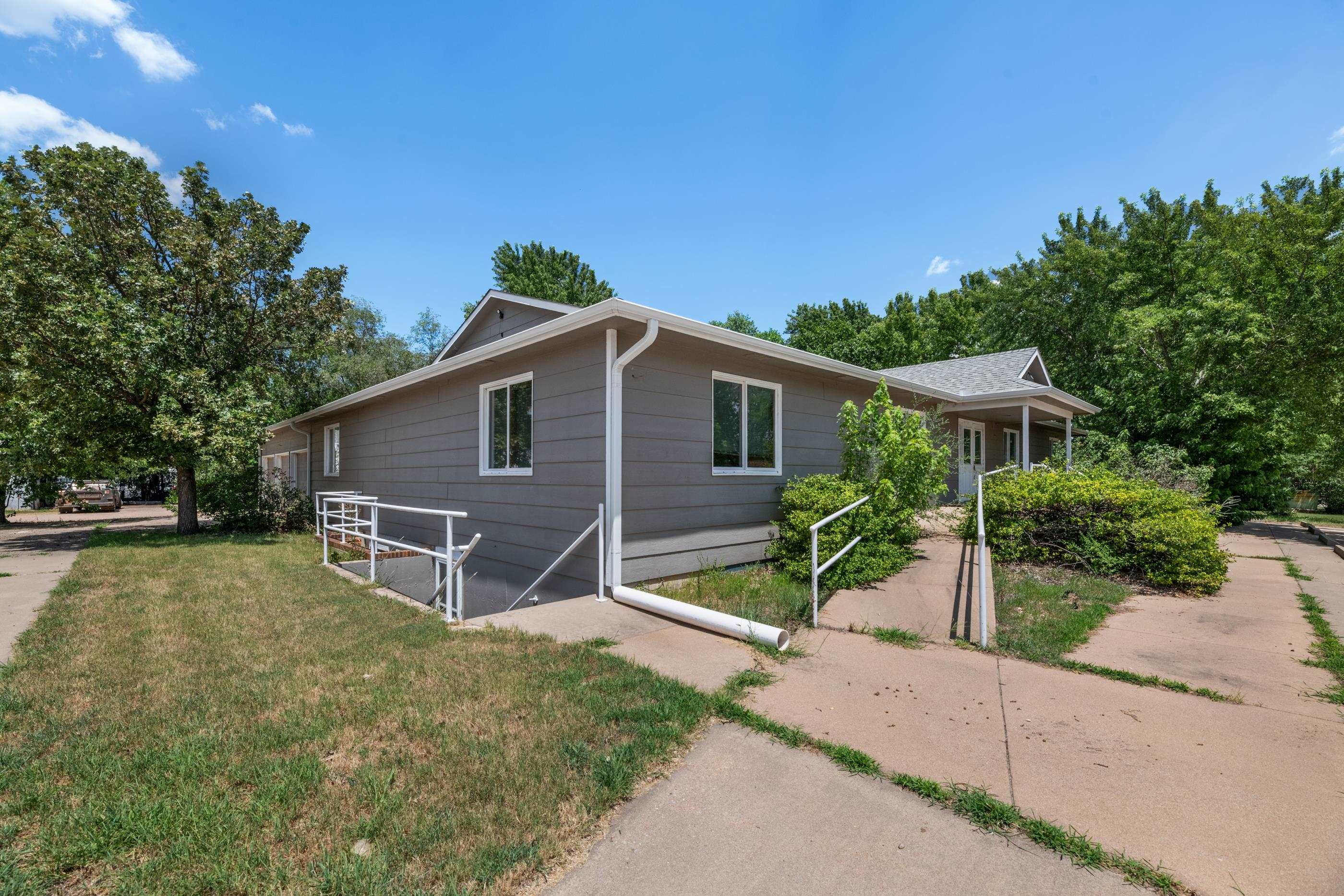 106 E Shadybrook Property Photo 3