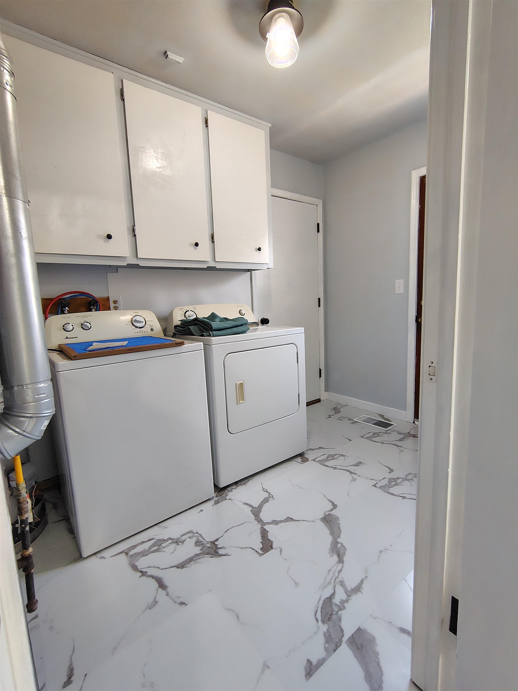 3152 S Everett Property Photo 9