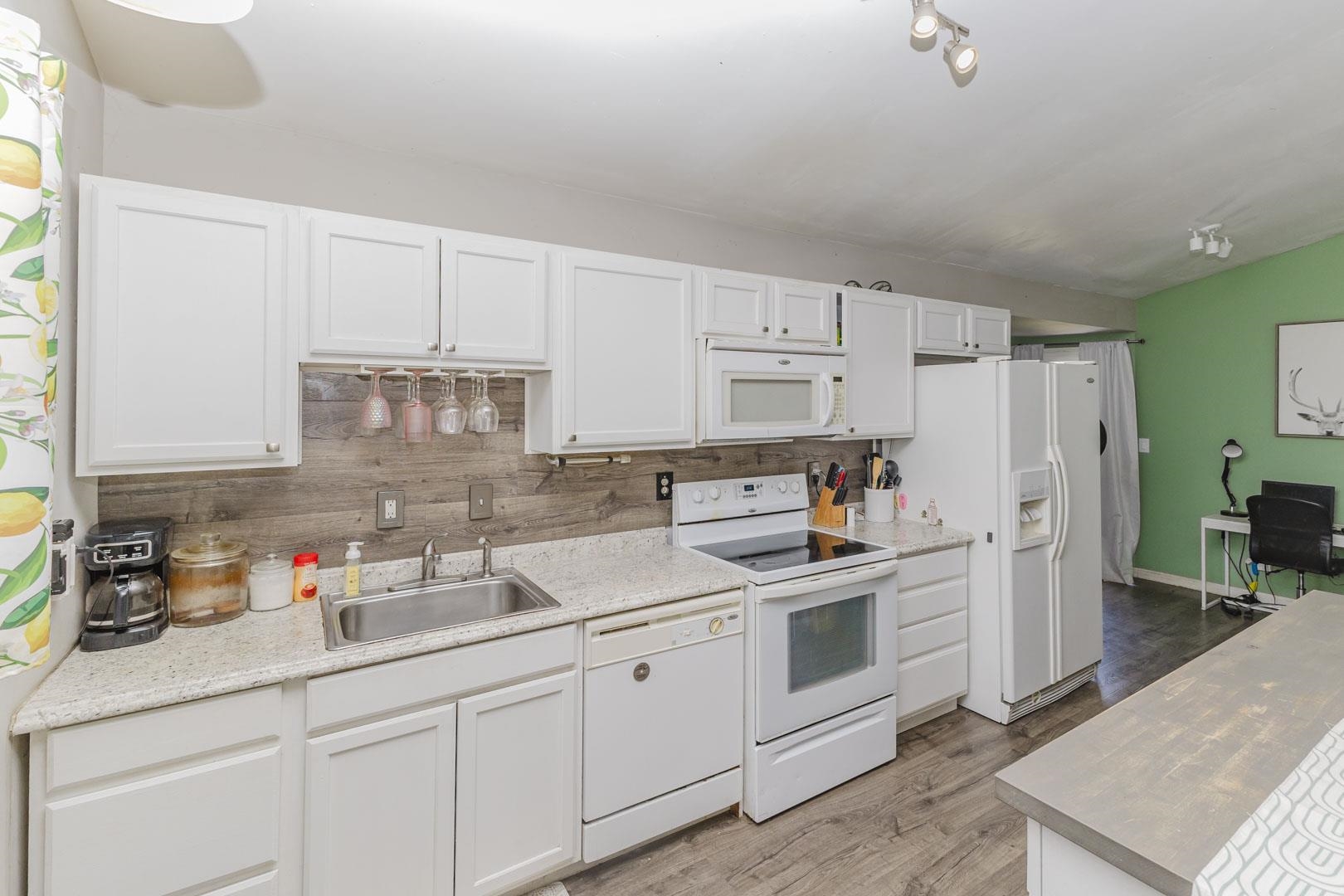 1516 N Stout Property Photo 7