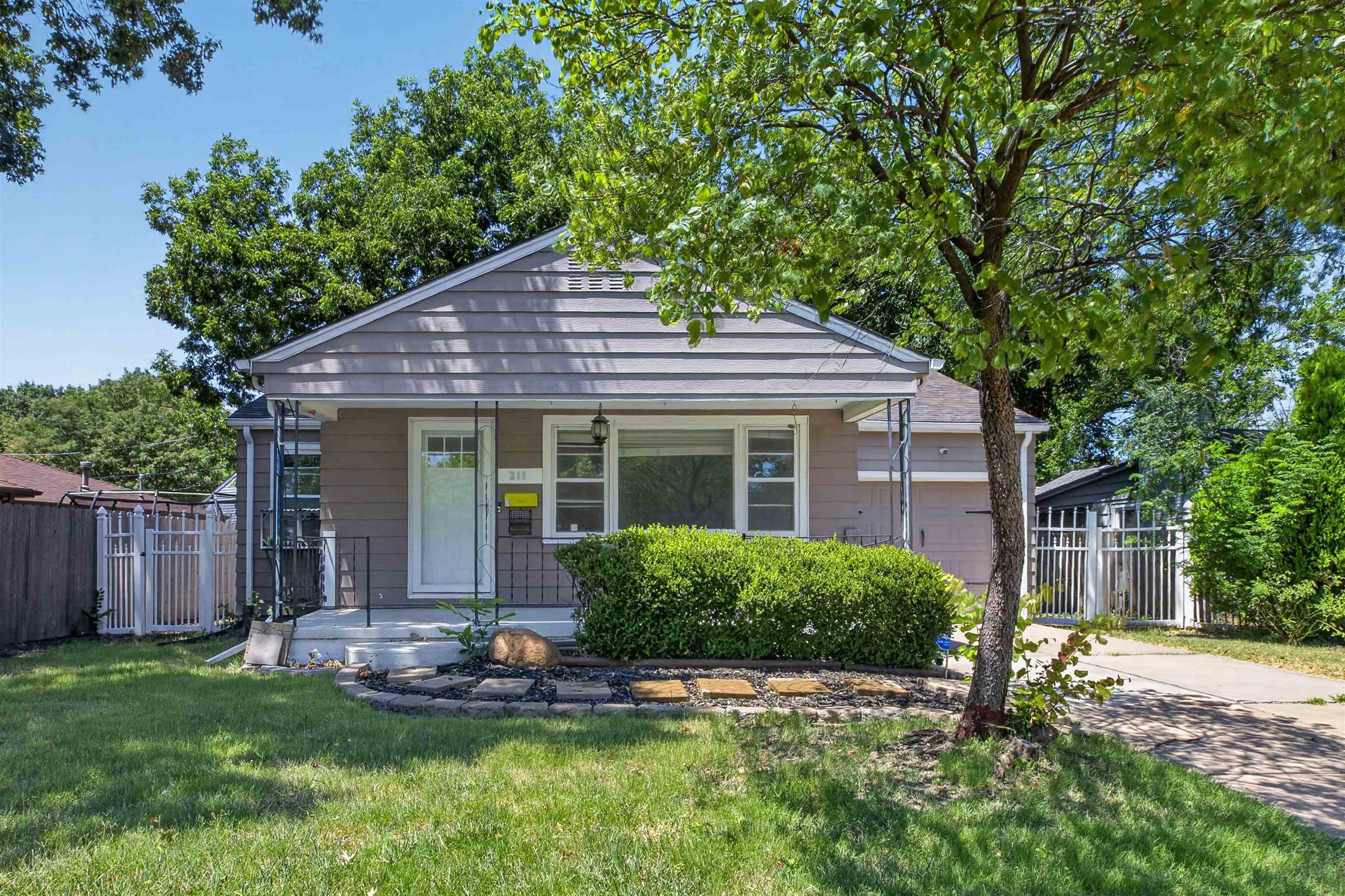 211 N Brookside Pkwy Property Photo 1
