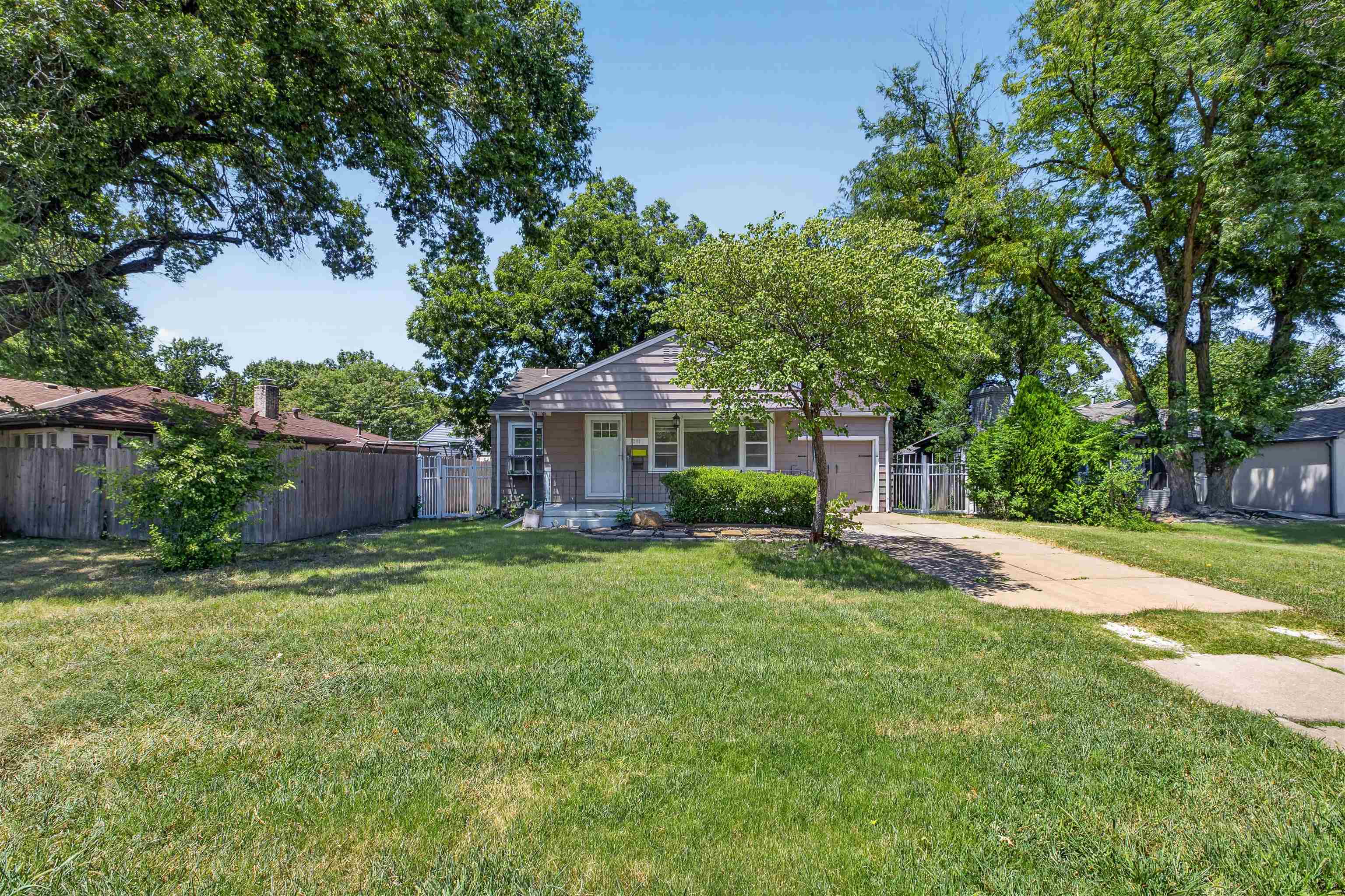 211 N Brookside Pkwy Property Photo 2