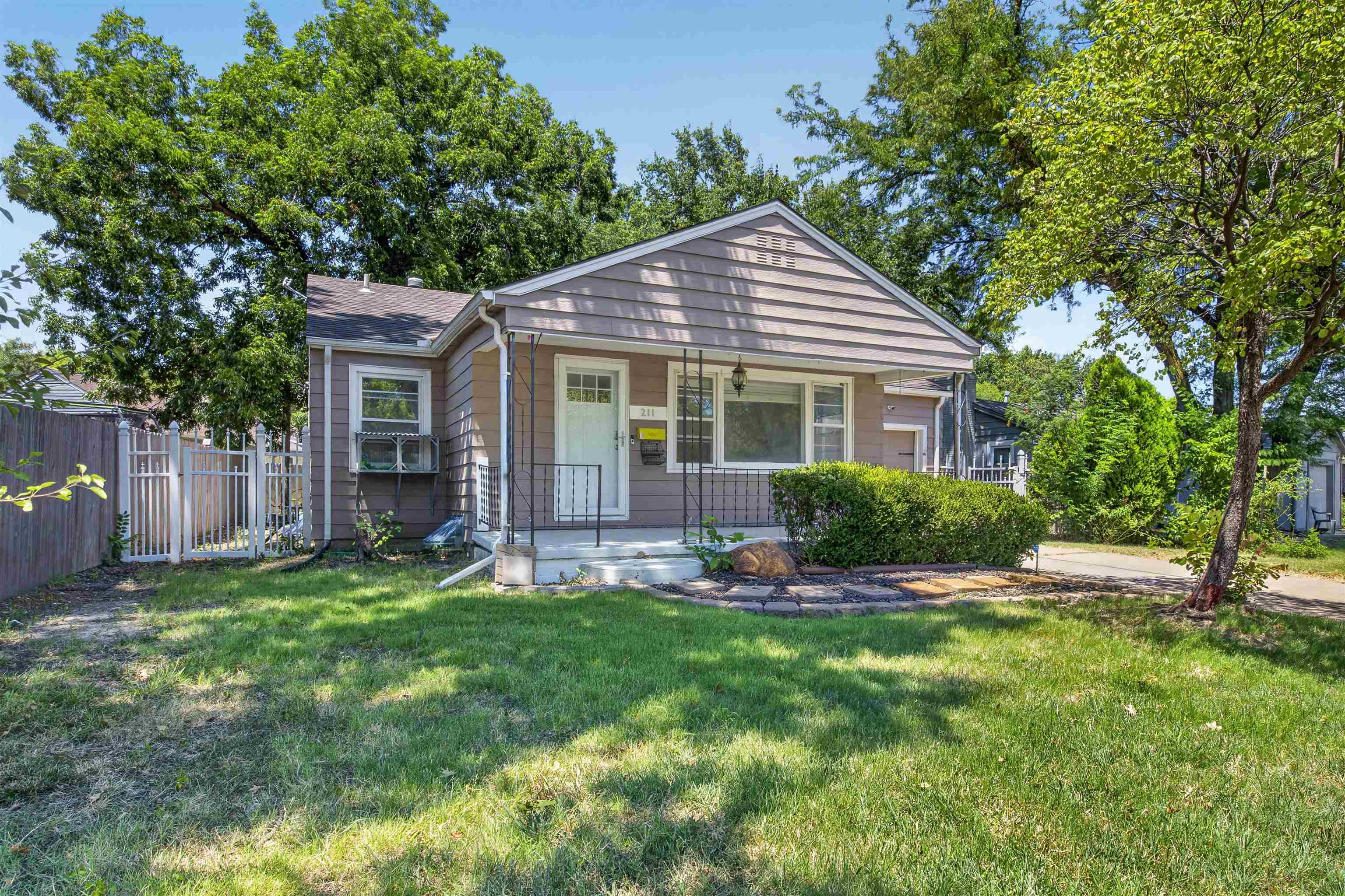 211 N Brookside Pkwy Property Photo 3