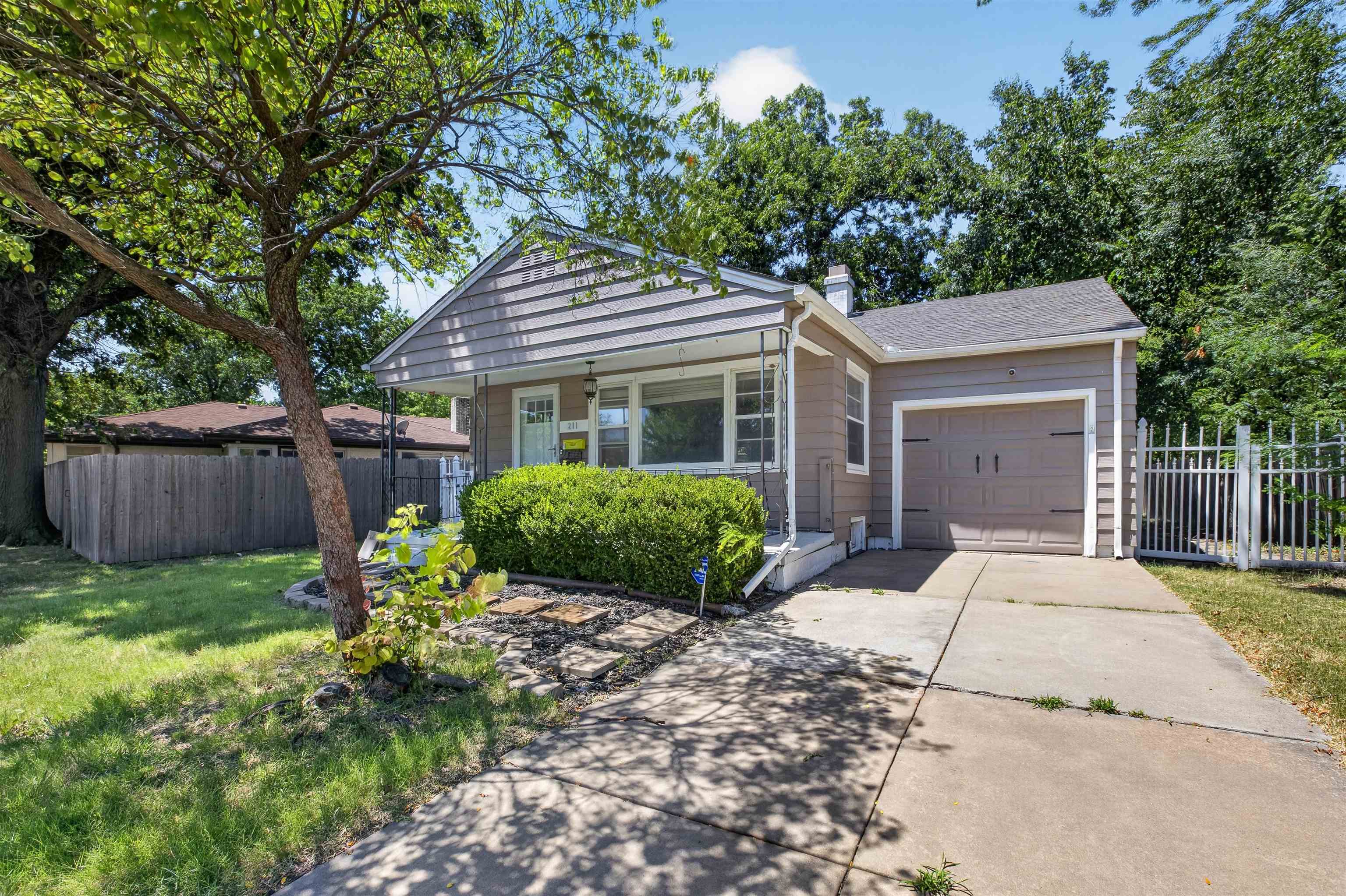 211 N Brookside Pkwy Property Photo 4