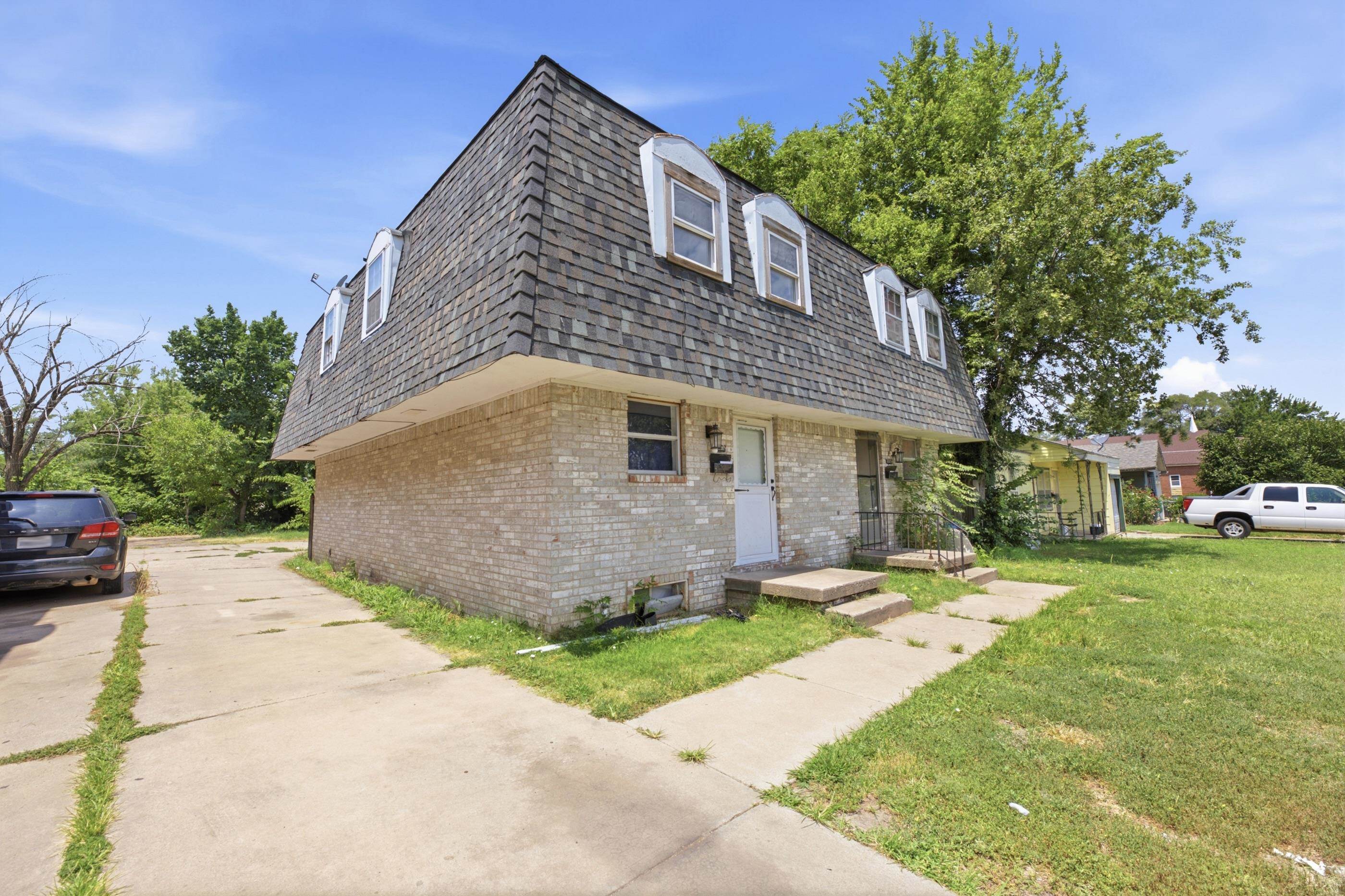 2215 S Market St Property Photo 2