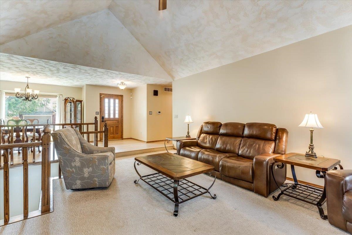 1518 E Pheasant Run Property Photo 3