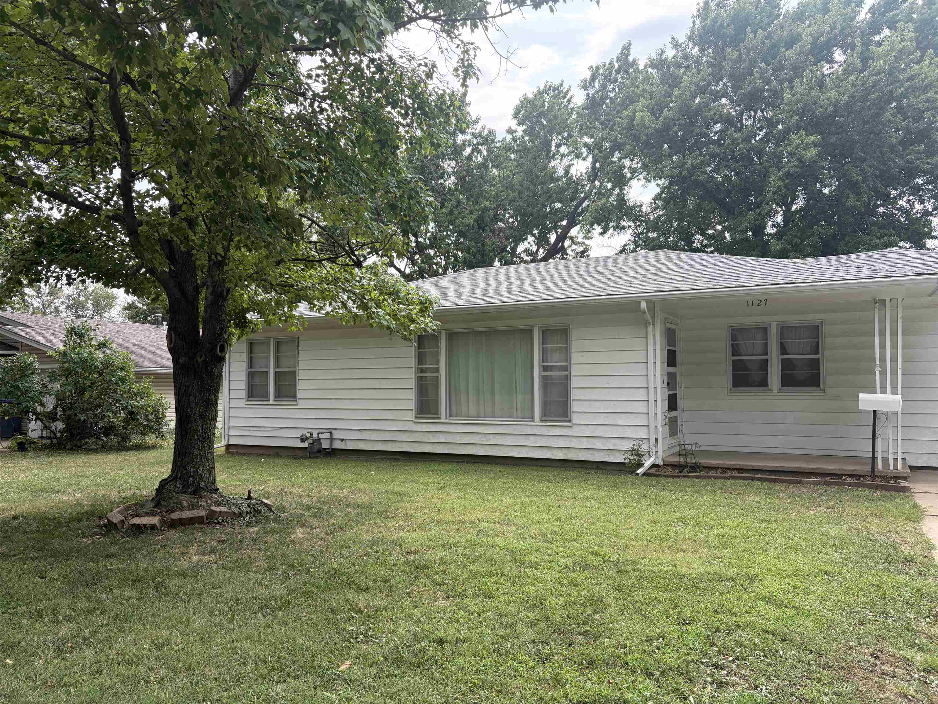 1127 S Shelden St Property Photo 1