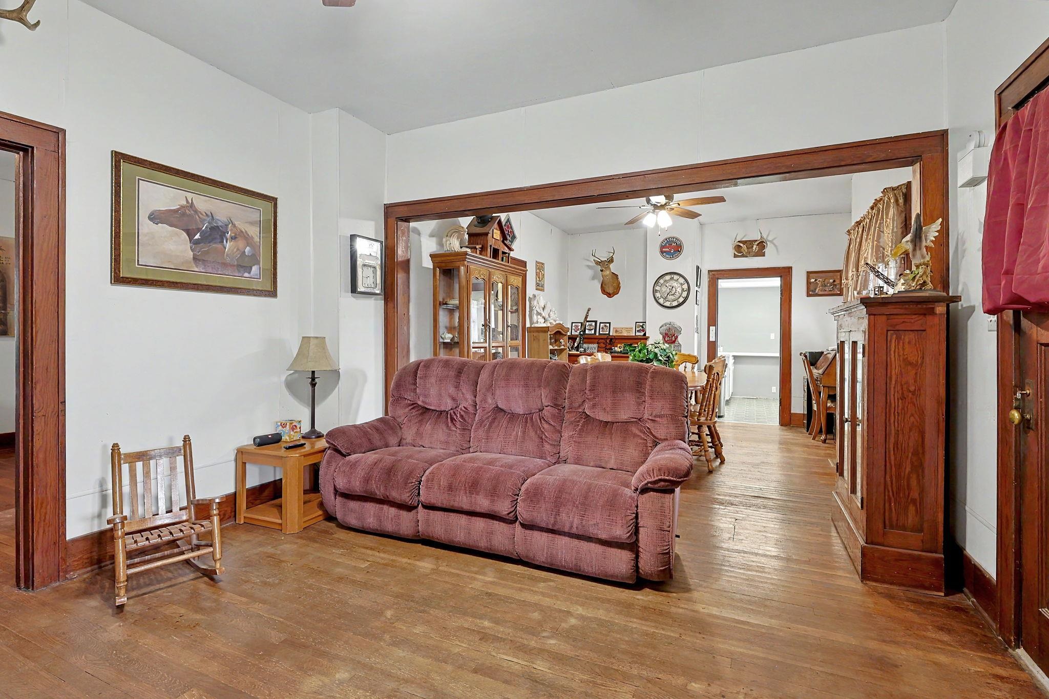 211 W 9th St Property Photo 5