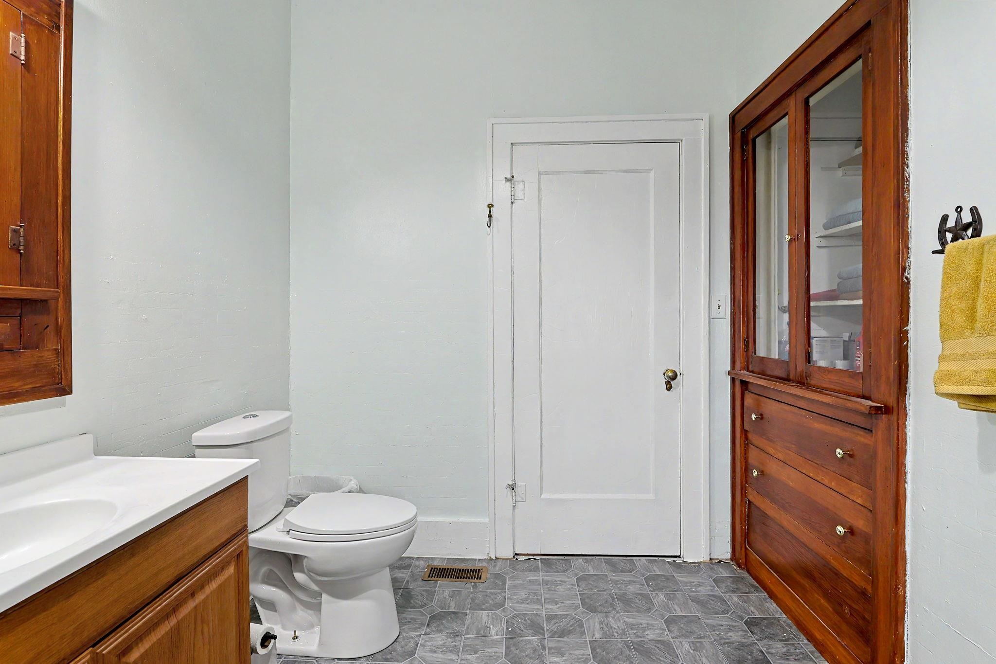 211 W 9th St Property Photo 19