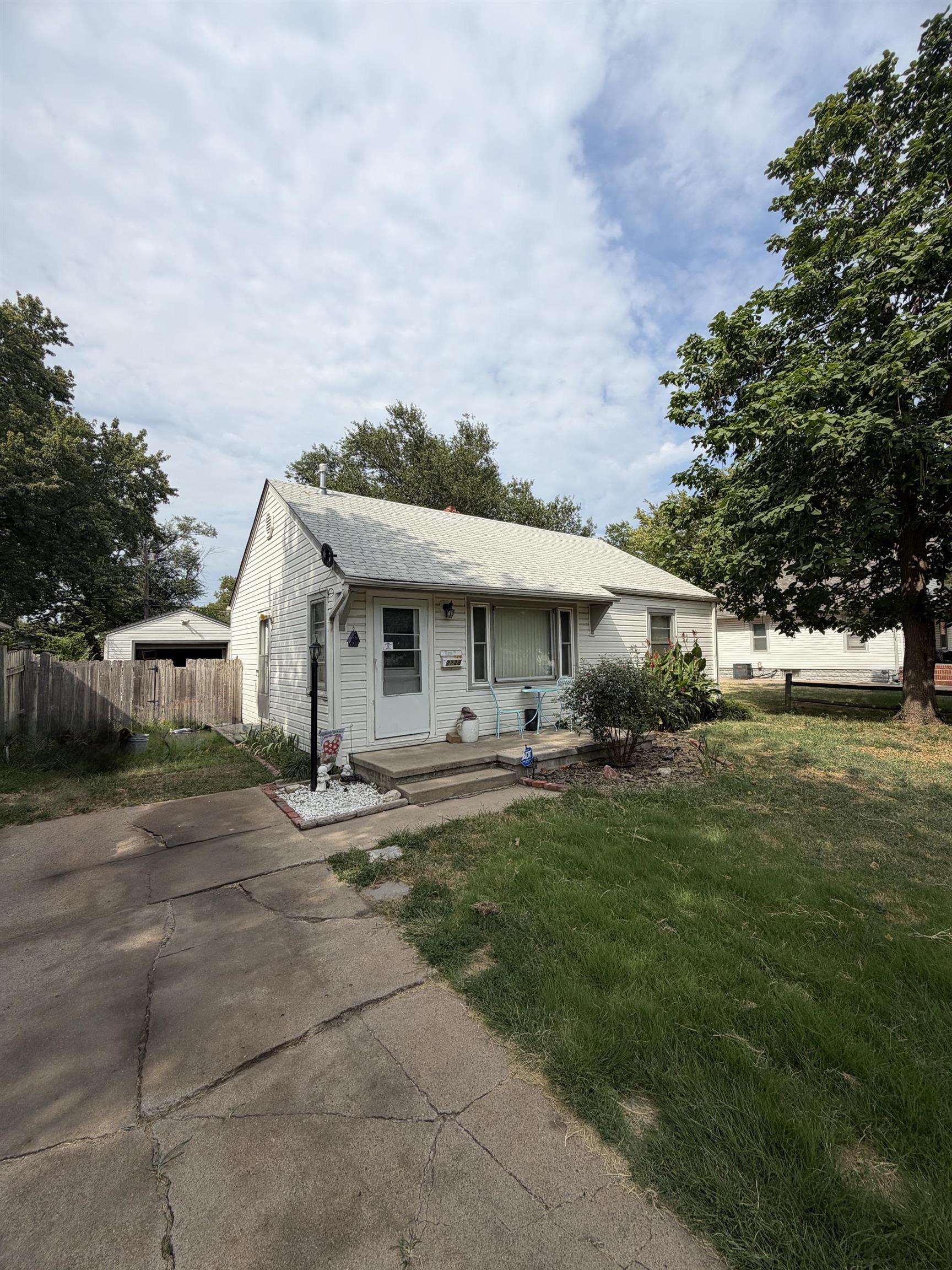2228 W Caroline Ave Property Photo 2