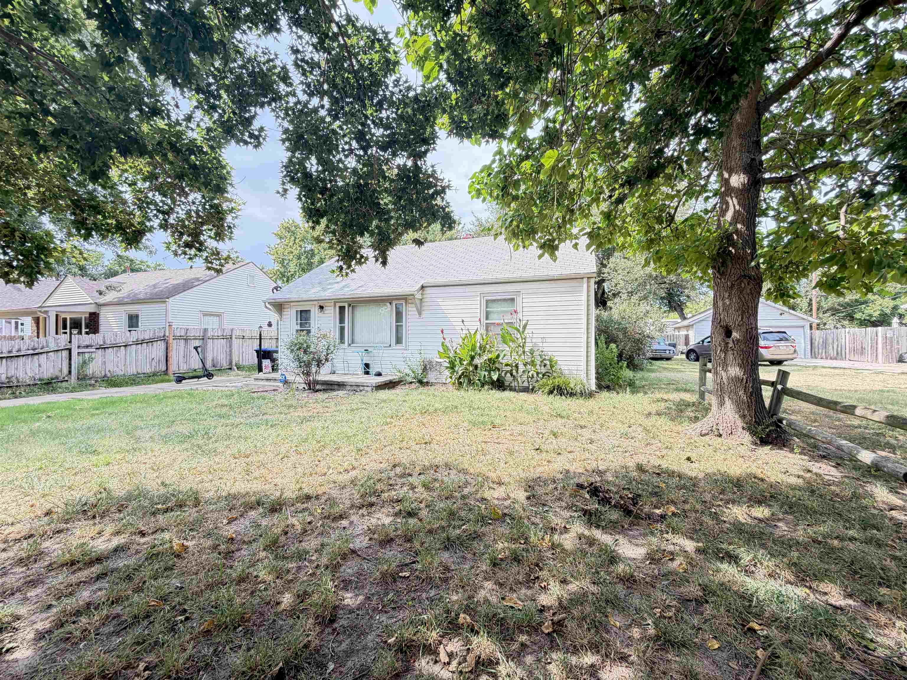 2228 W Caroline Ave Property Photo 3