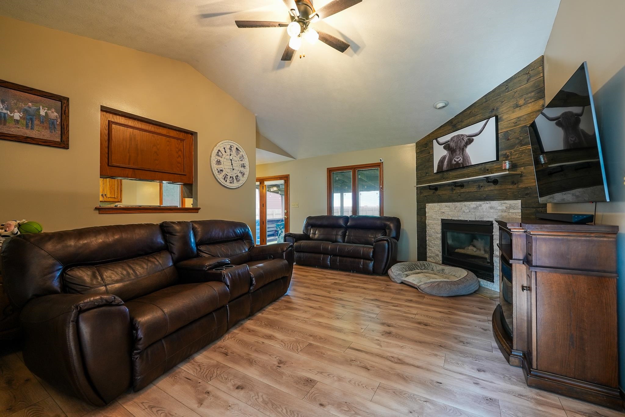 2325 N Gentry Lane Property Photo 4