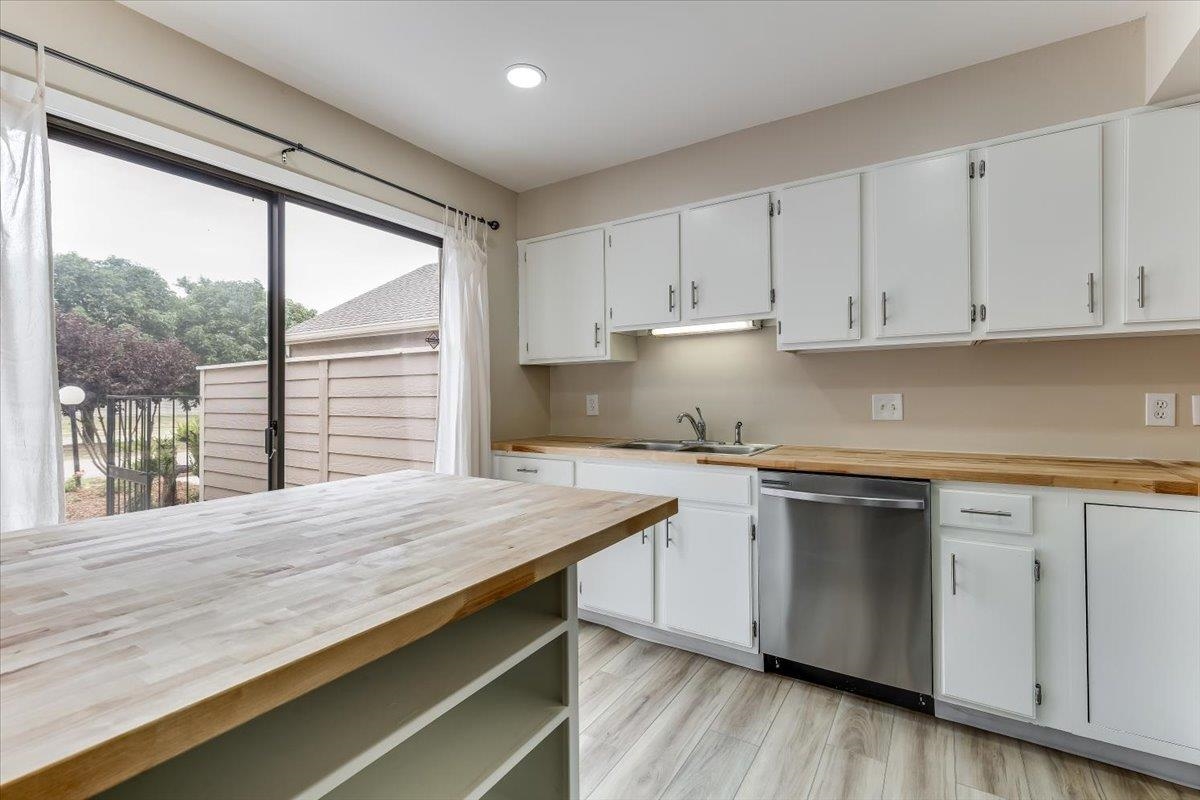 2221 N Bramblewood Property Photo 4