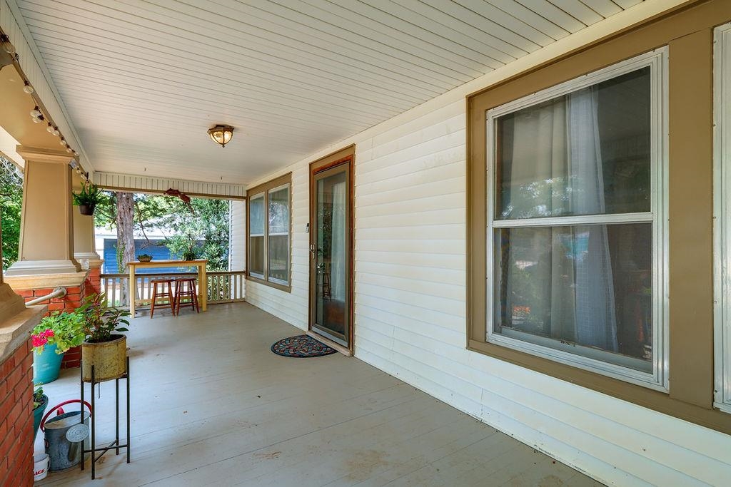 1408 E 6th Property Photo 3
