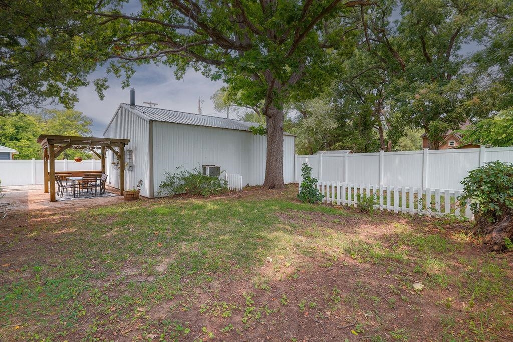 1408 E 6th Property Photo 29