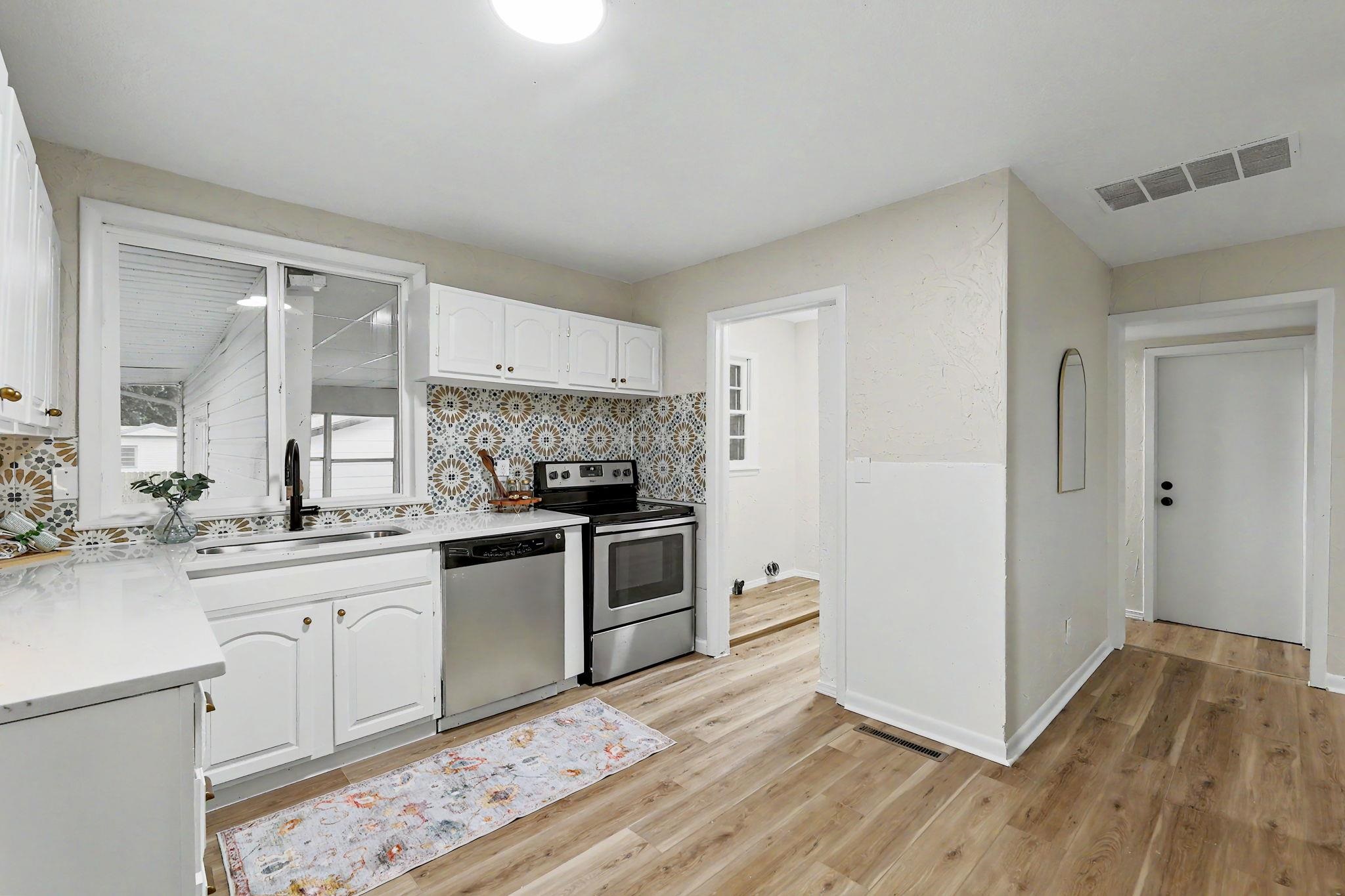 545 S Queen Property Photo 5