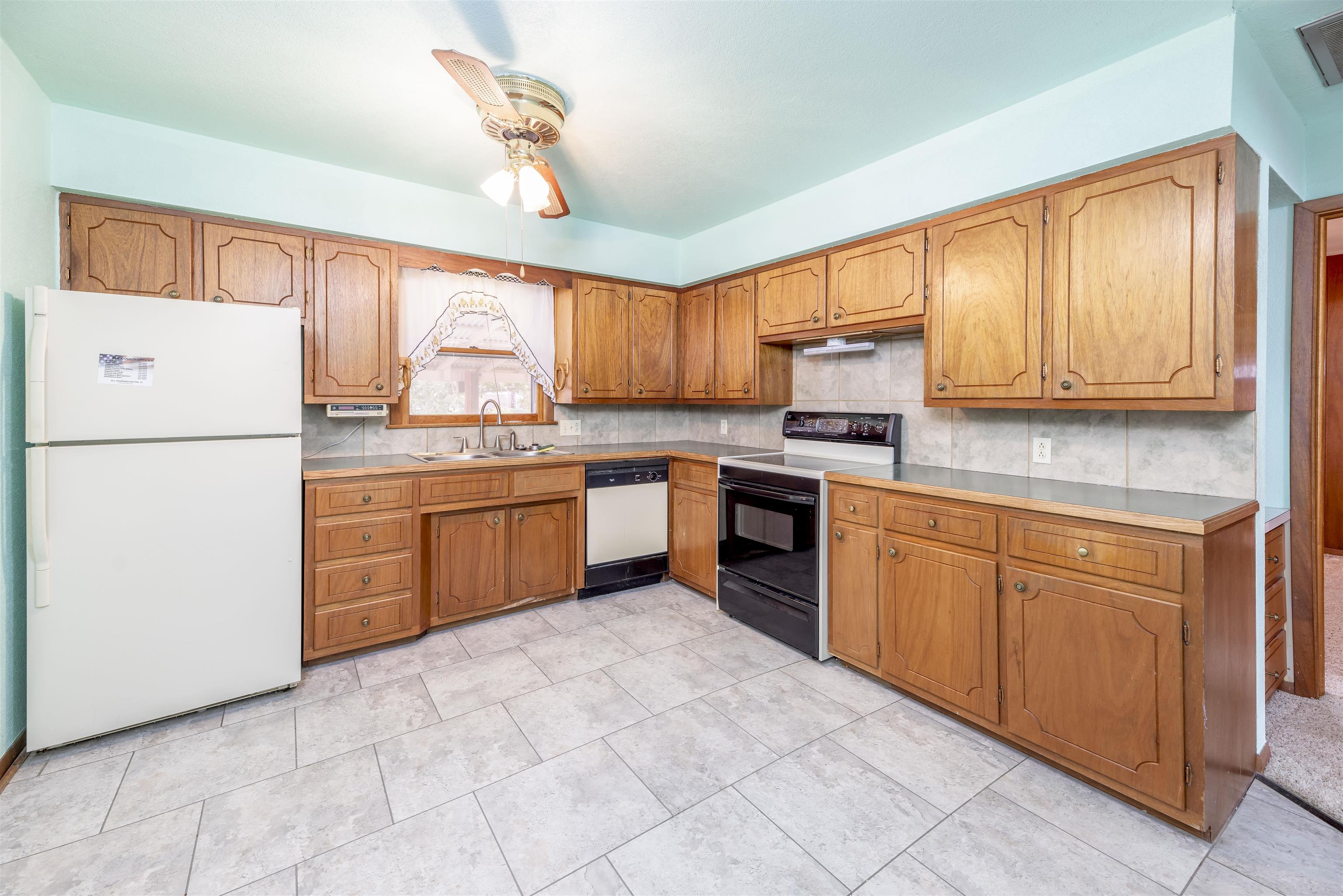 241 S Howard Property Photo 4