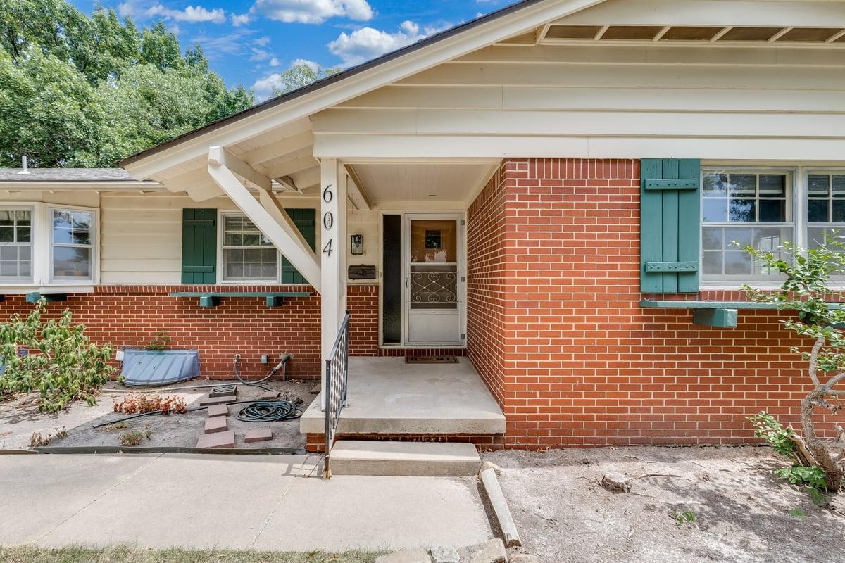 604 N Saint James Pl Property Photo 2