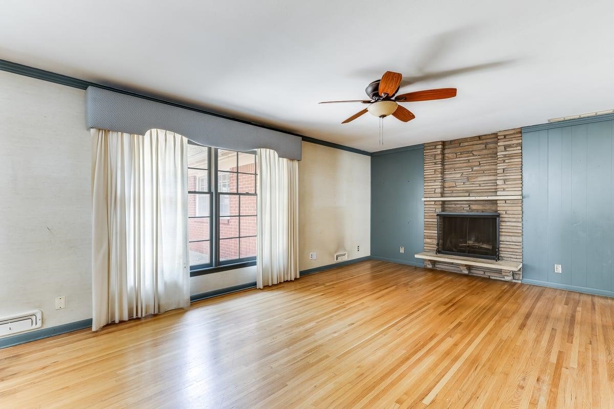 604 N Saint James Pl Property Photo 3