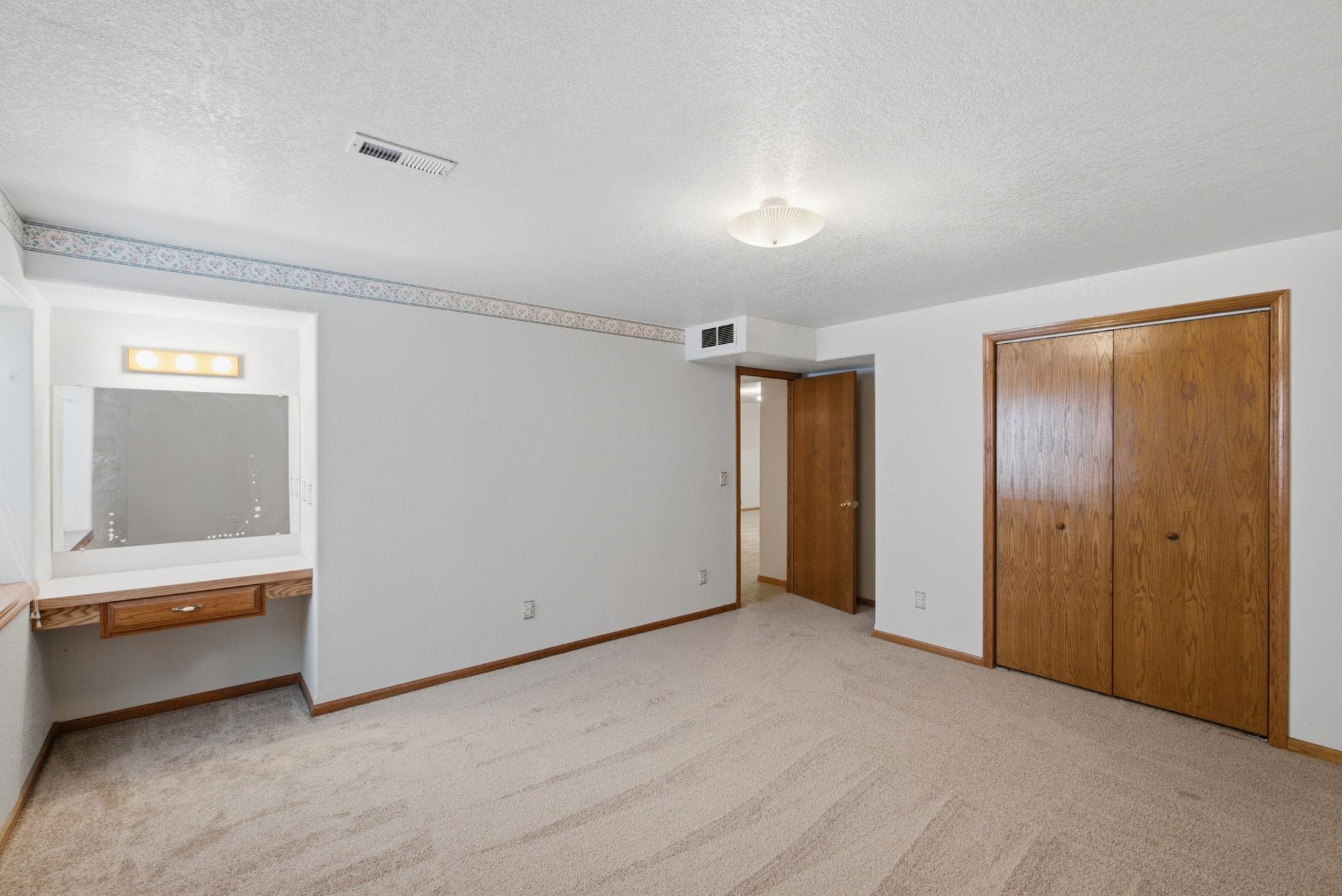 1123 E 5th St Property Photo 25