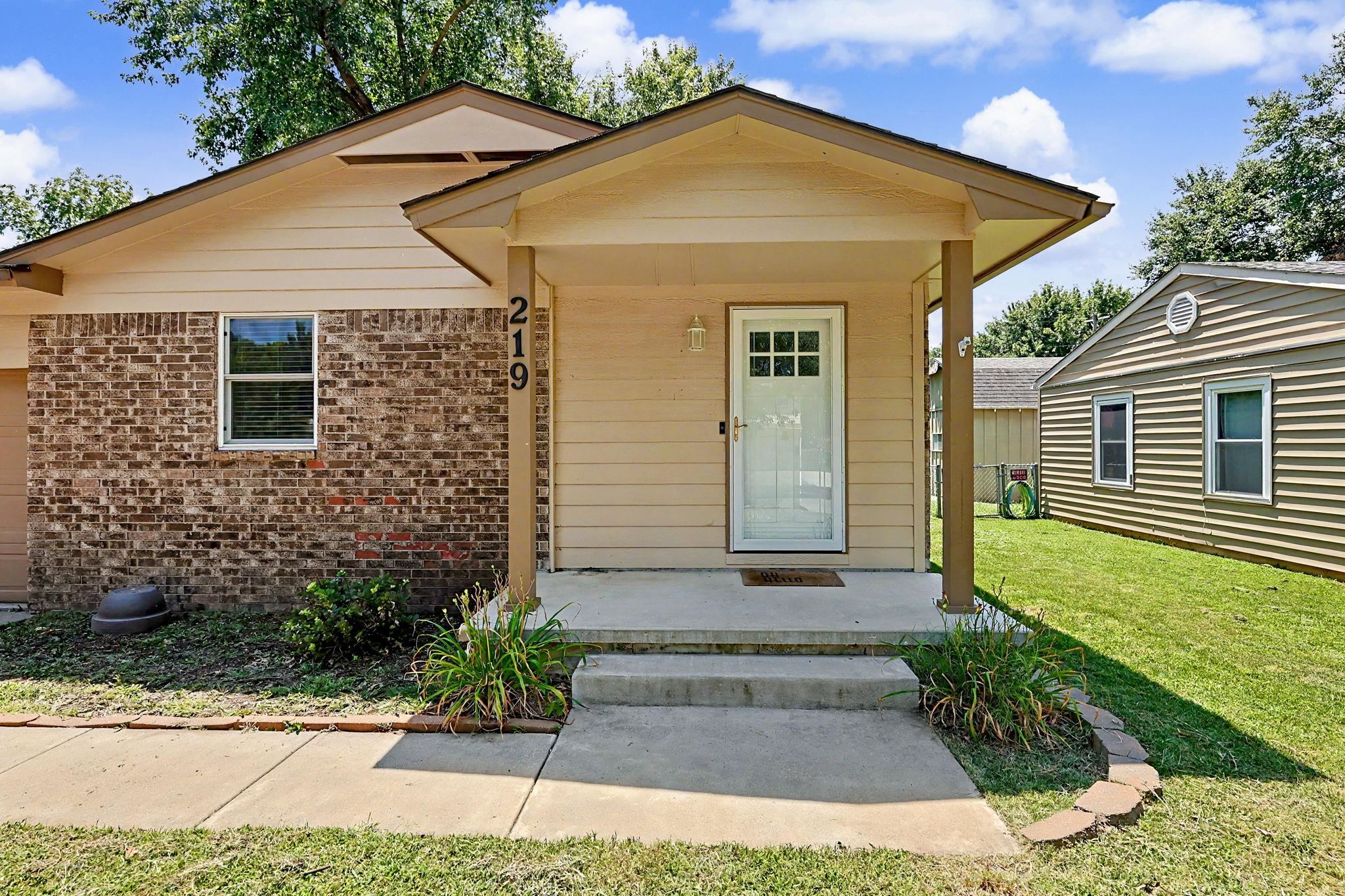 219 E Random Property Photo 2