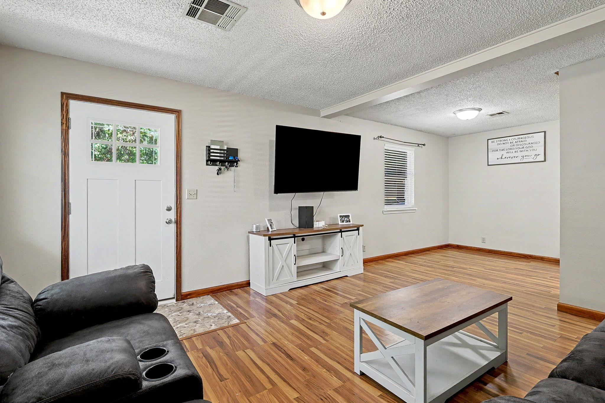 219 E Random Property Photo 3