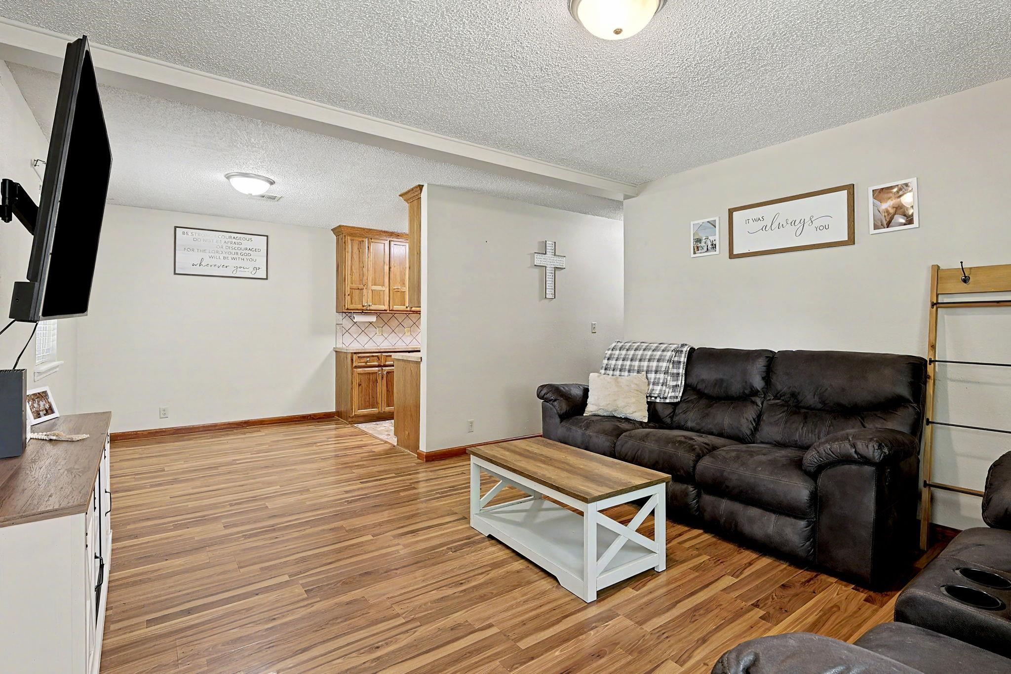 219 E Random Property Photo 4