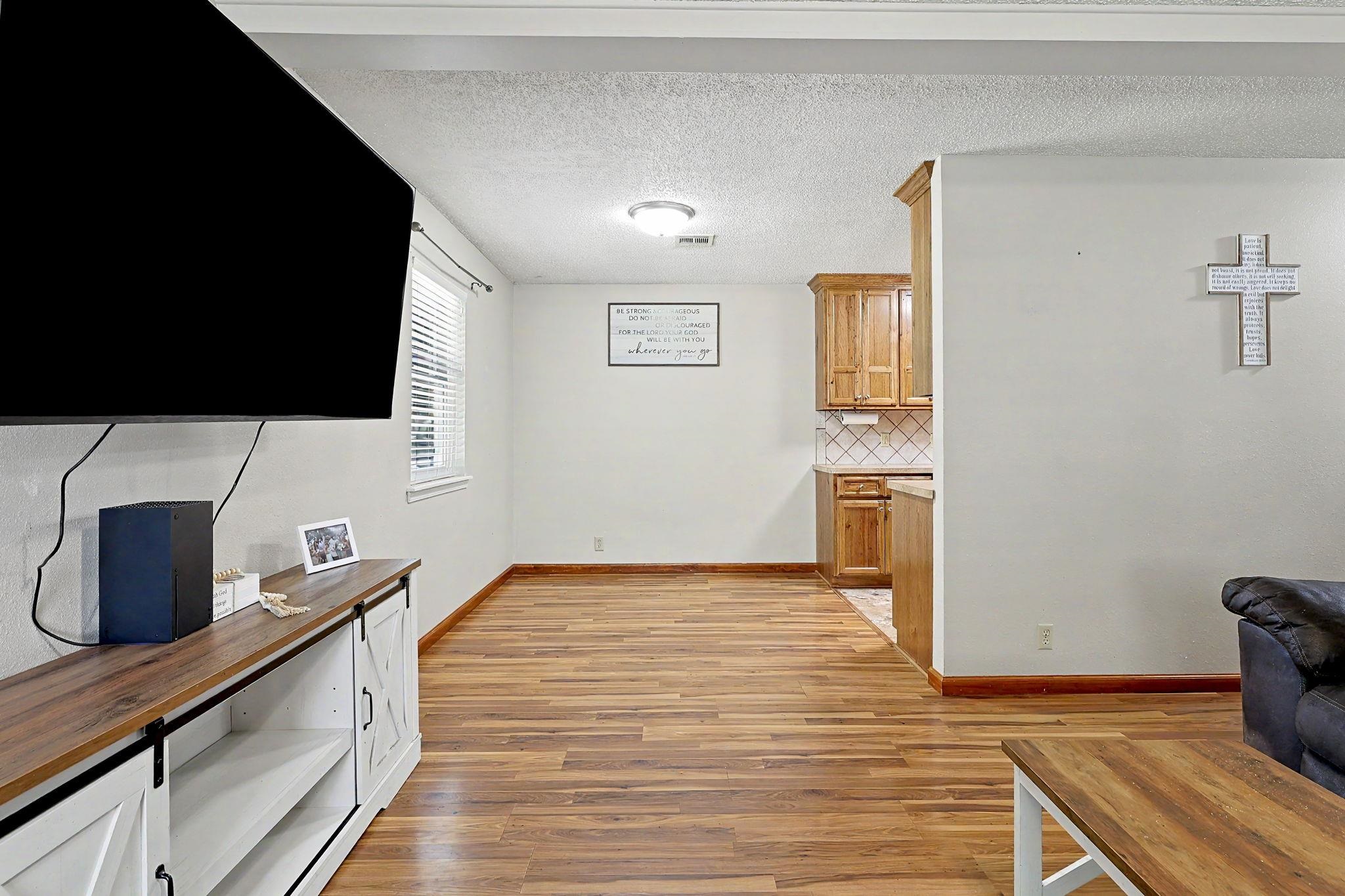 219 E Random Property Photo 5