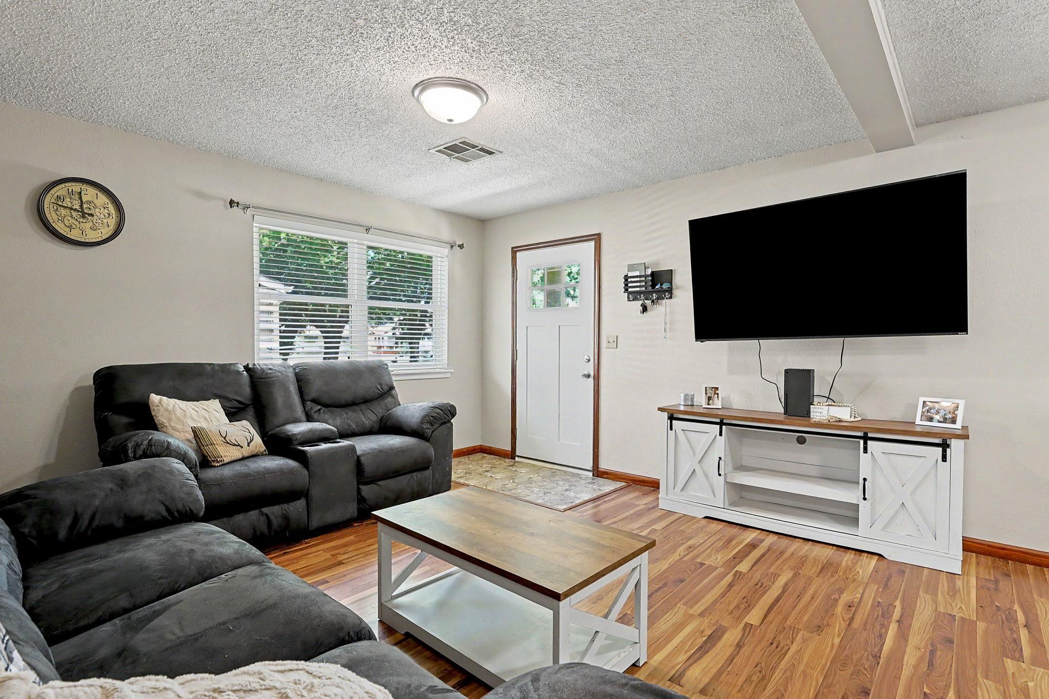 219 E Random Property Photo 7