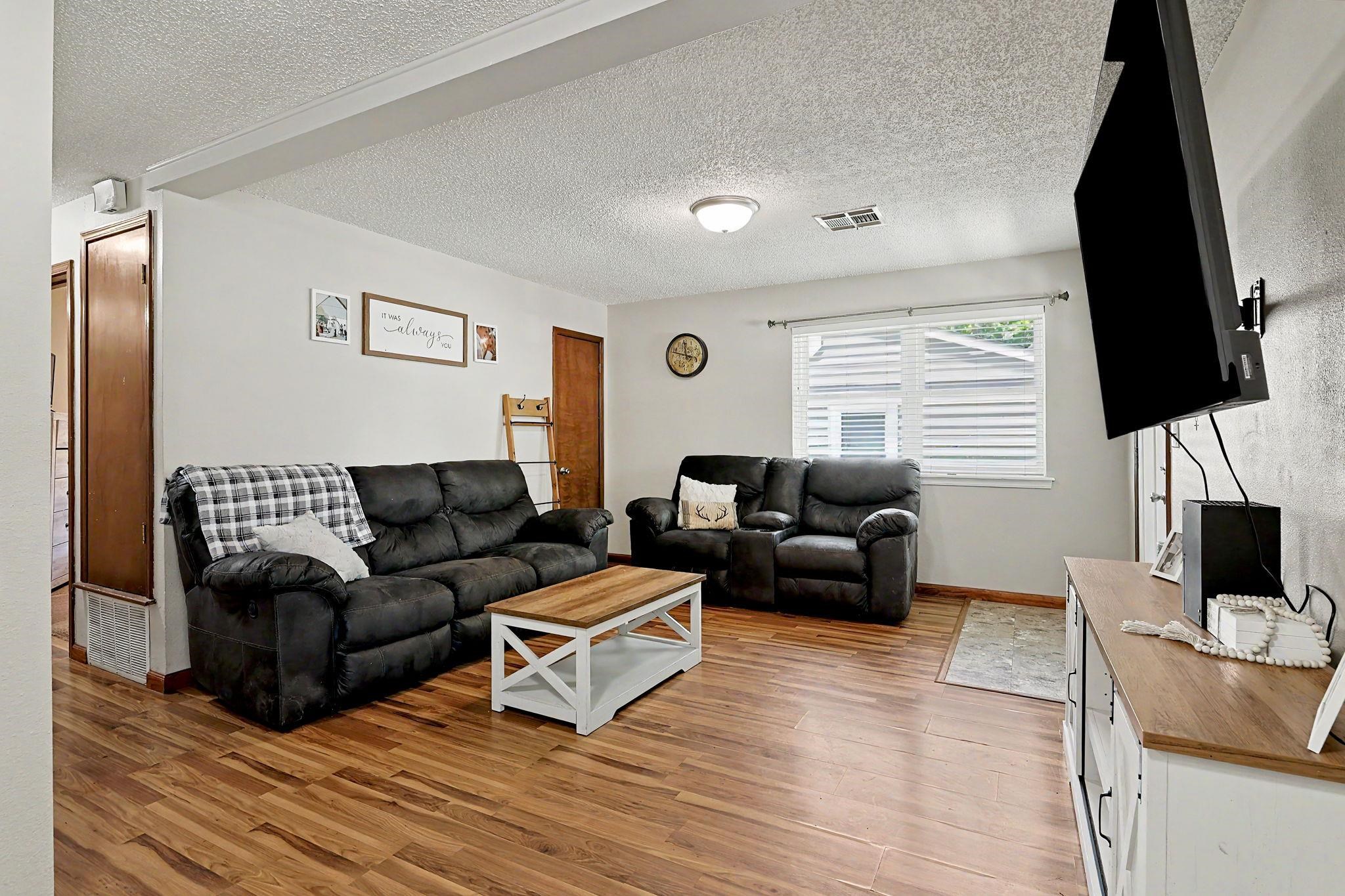 219 E Random Property Photo 8