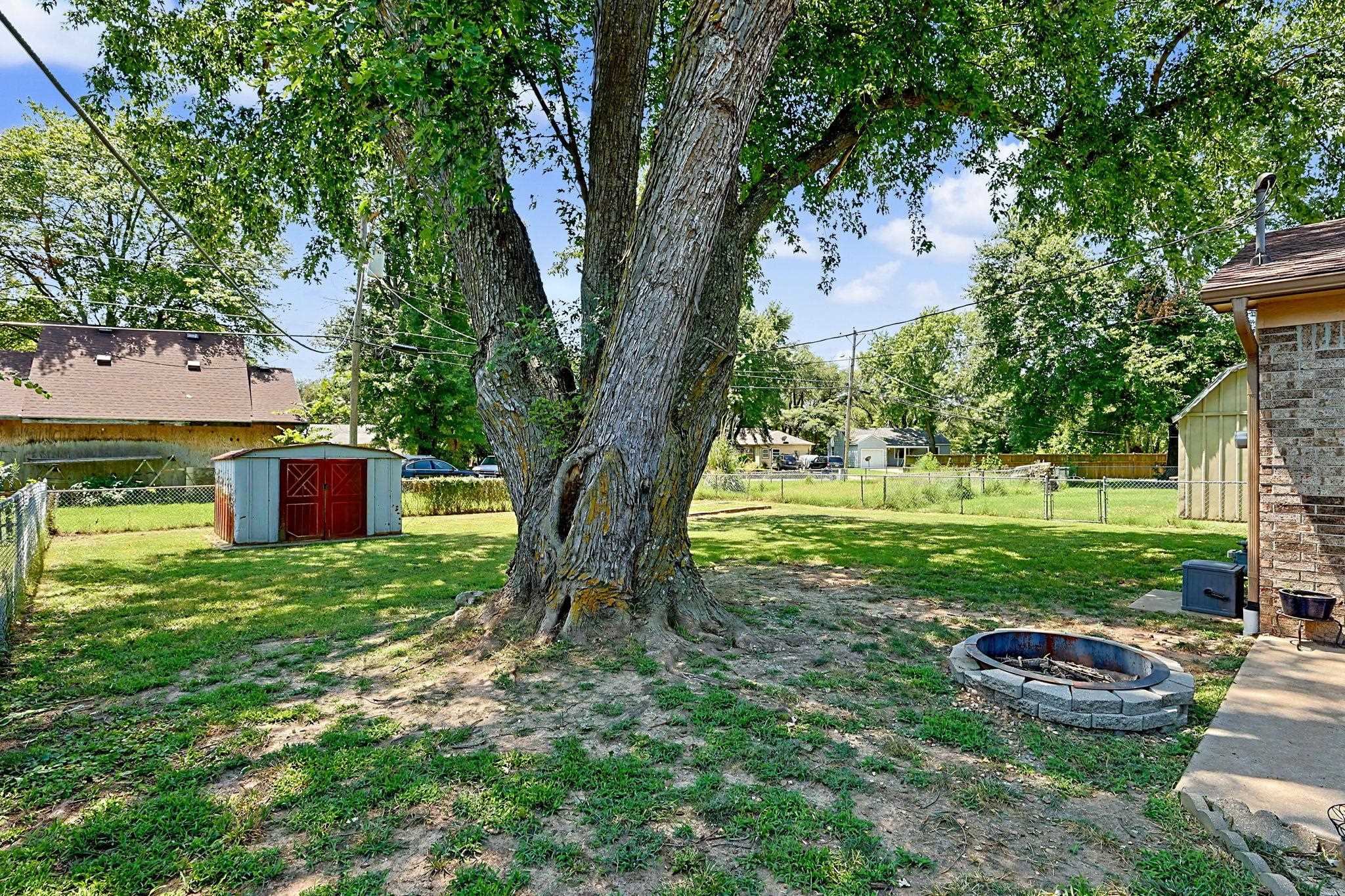 219 E Random Property Photo 26