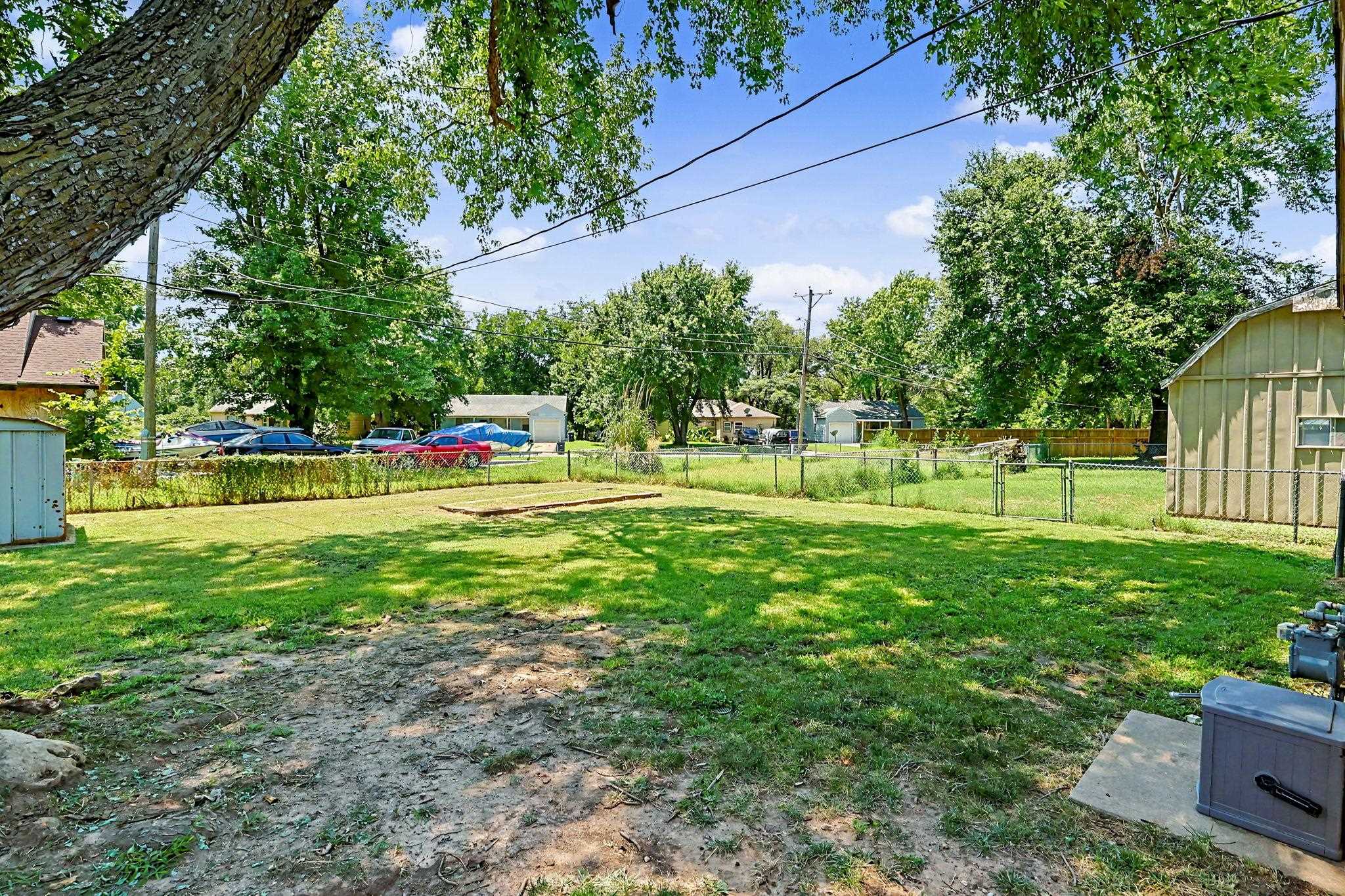 219 E Random Property Photo 28