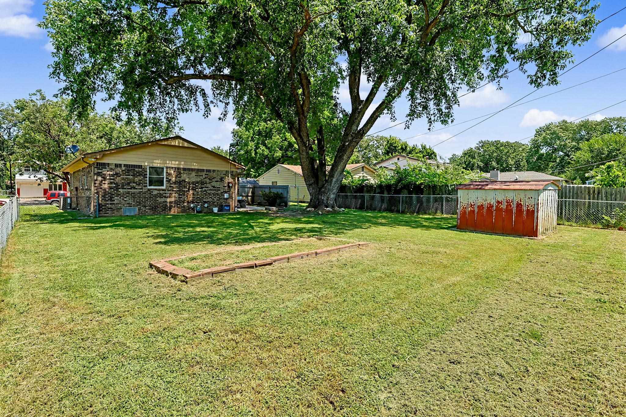 219 E Random Property Photo 32