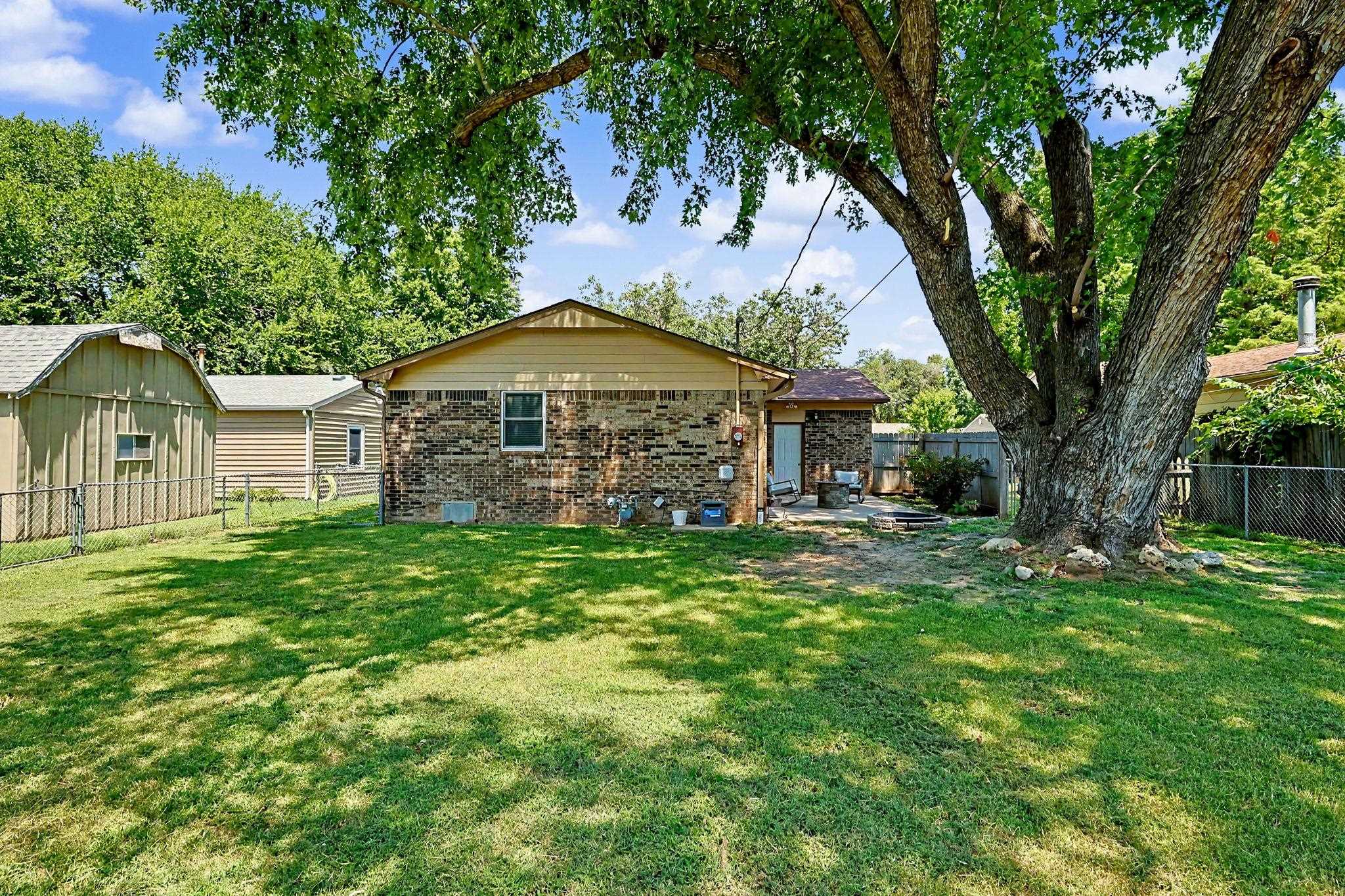 219 E Random Property Photo 33