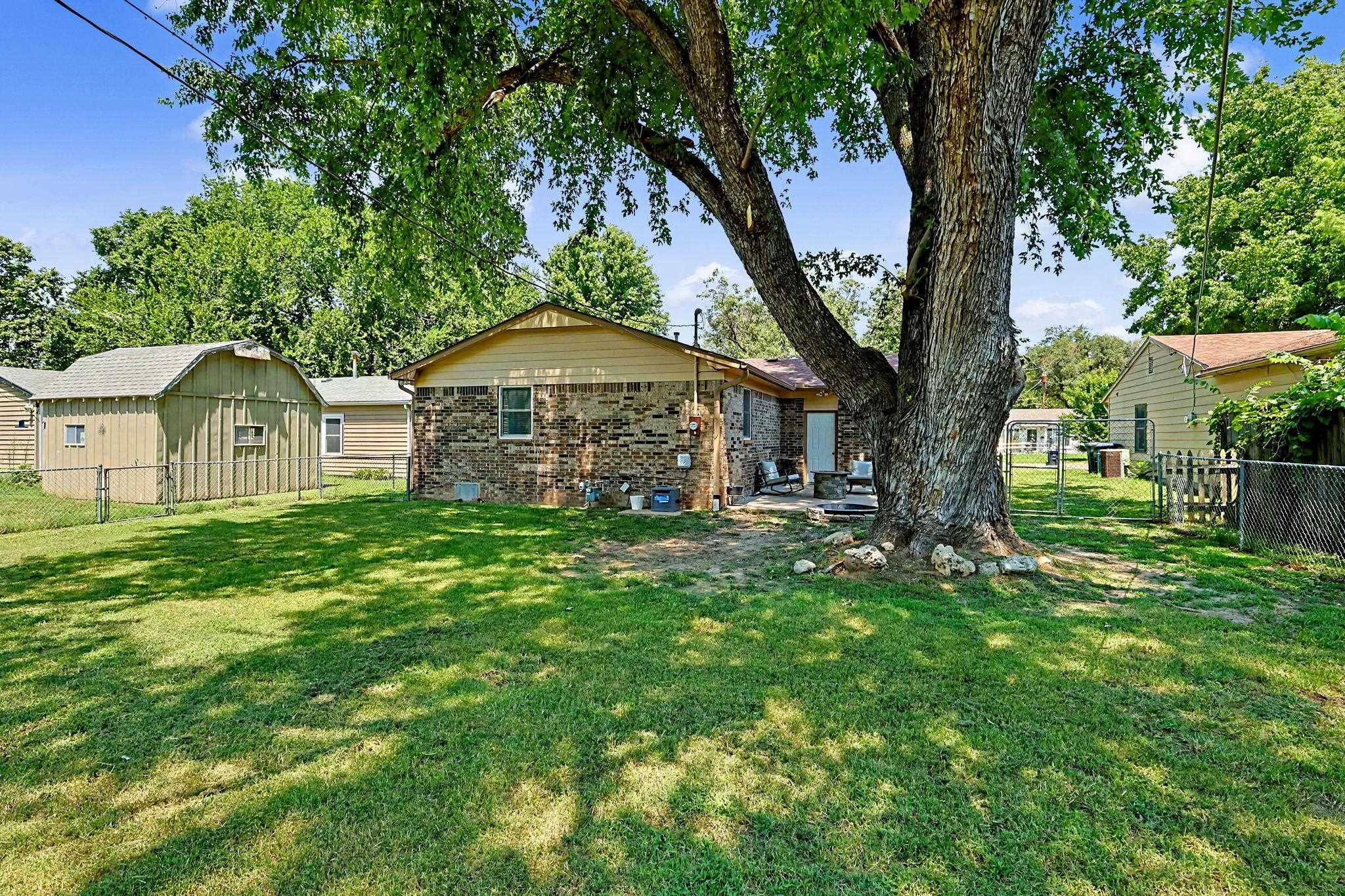 219 E Random Property Photo 34