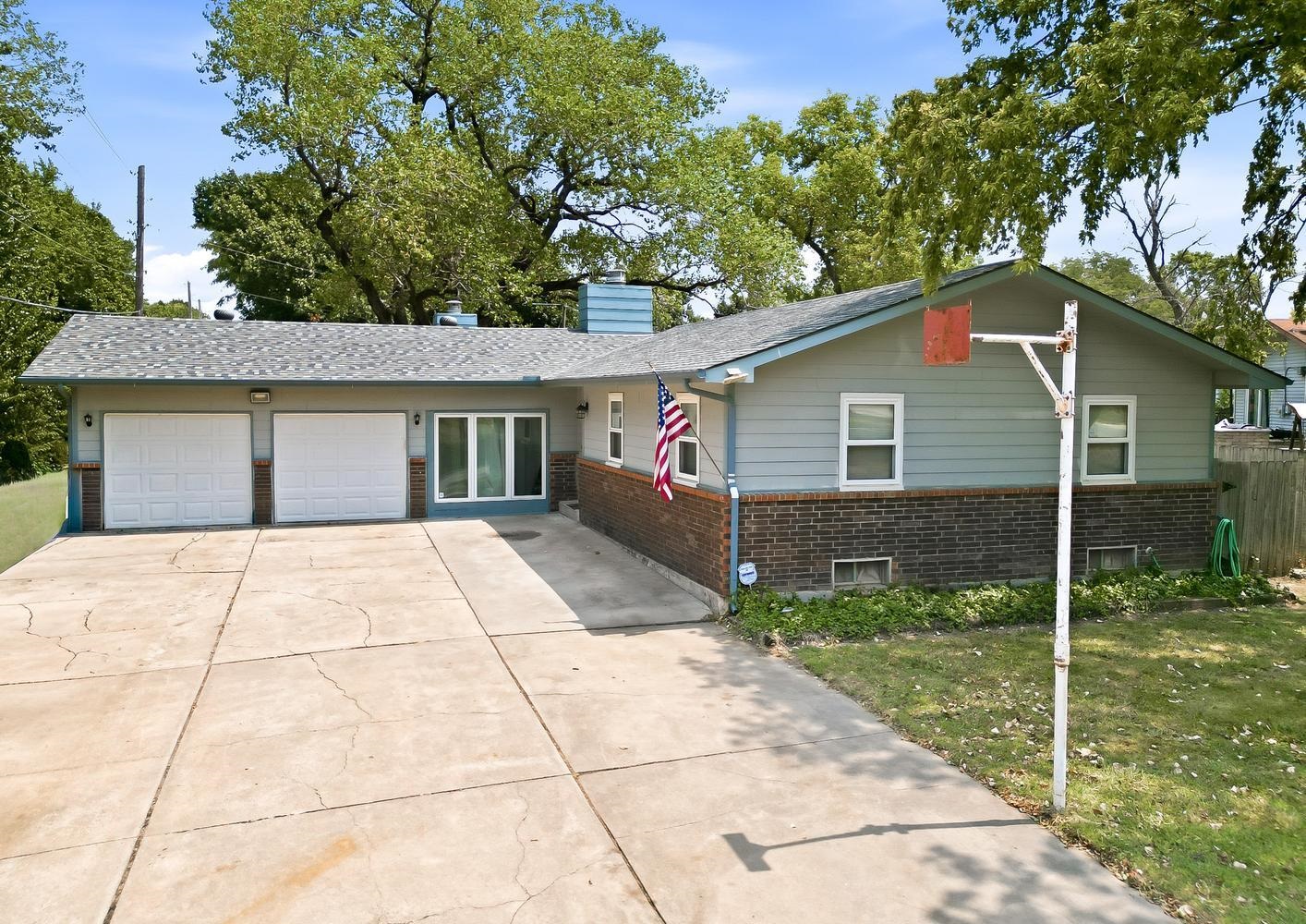 6760 N Tarrytown St Property Photo 1